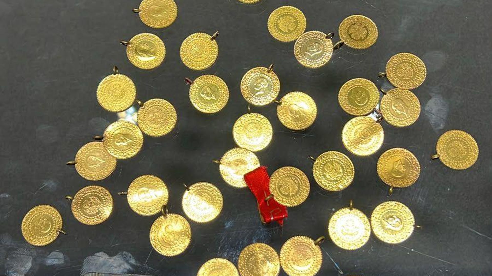 Dev kuyumculuk şirketine sahte altın suçlaması: Çinko ve bakırı işleyerek altın görünümü verdikleri iddia edildi