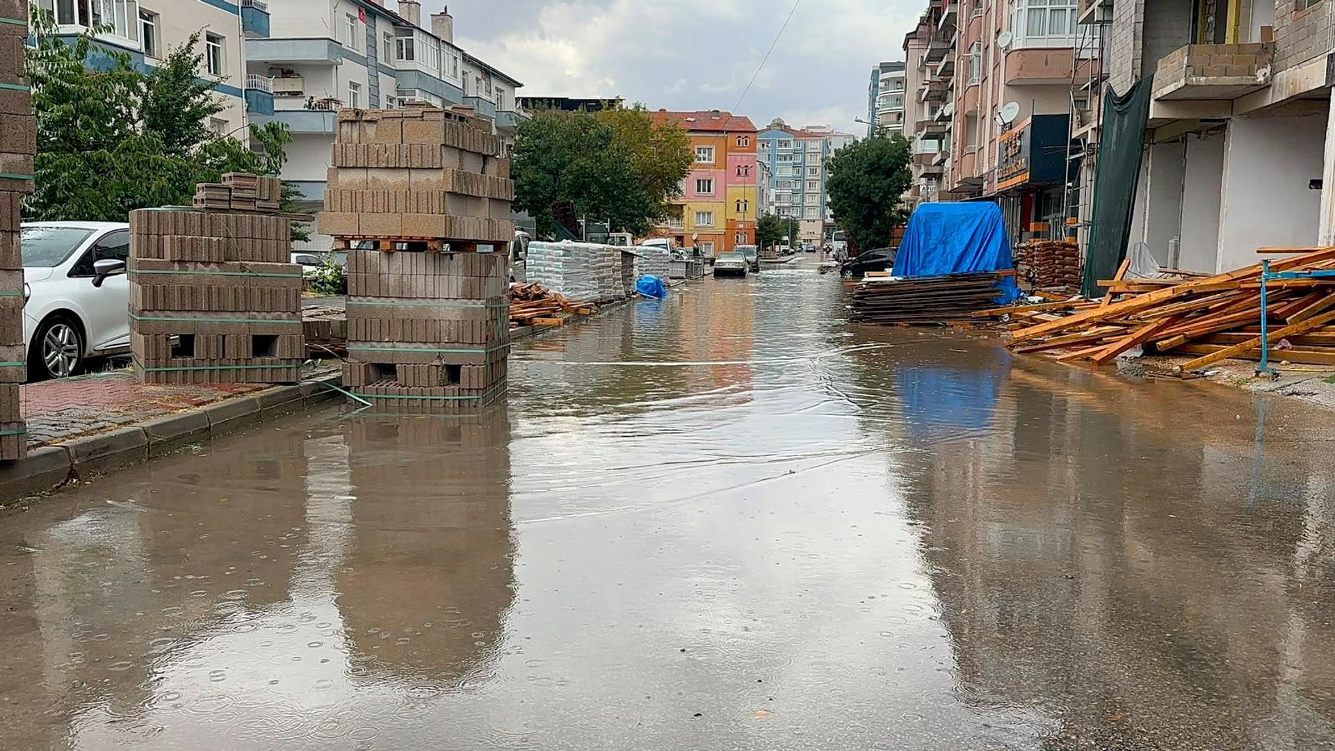 Niğde'de sağanak yağış etkili oldu: Bazı cadde ve yolları su bastı