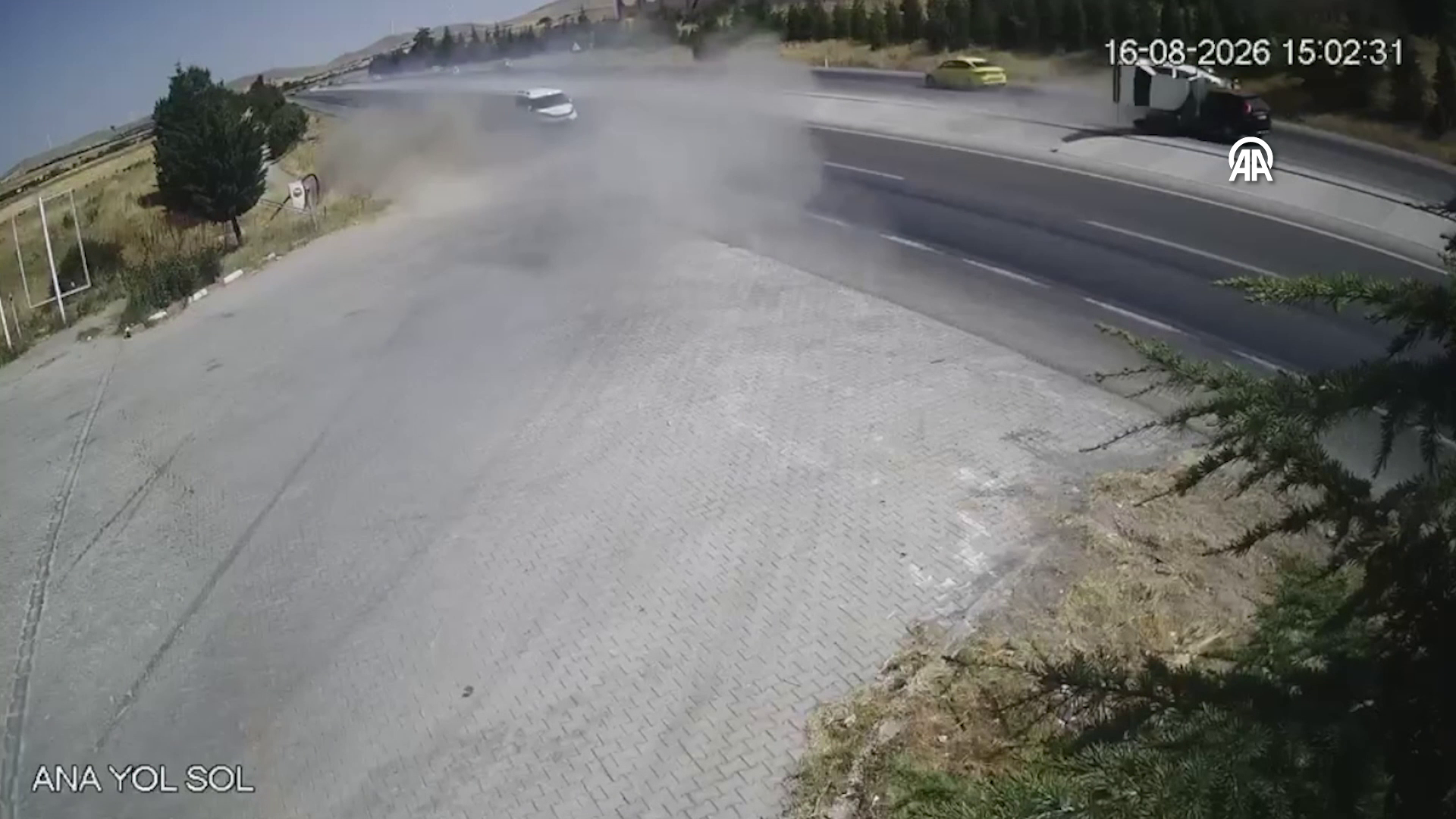 Kopan parçadan kaçmak isterken yolun karşısına geçti: 2 kişinin hayatını kaybettiği kazanın görüntüleri ortaya çıktı