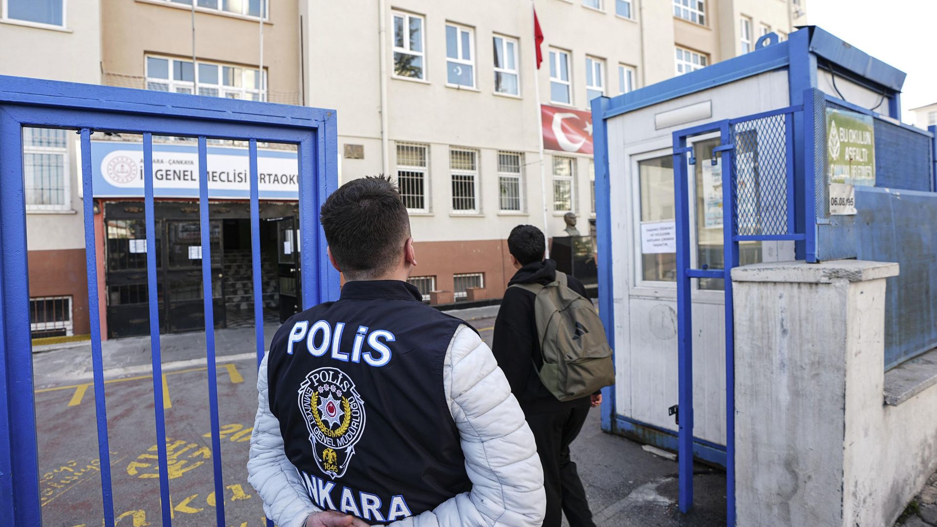 Okullara alınacak 30 bin bahçe görevlisiyle ilgili detaylar belli oldu: Ne kadar maaş ödenecek? Kimler başvurabilecek?