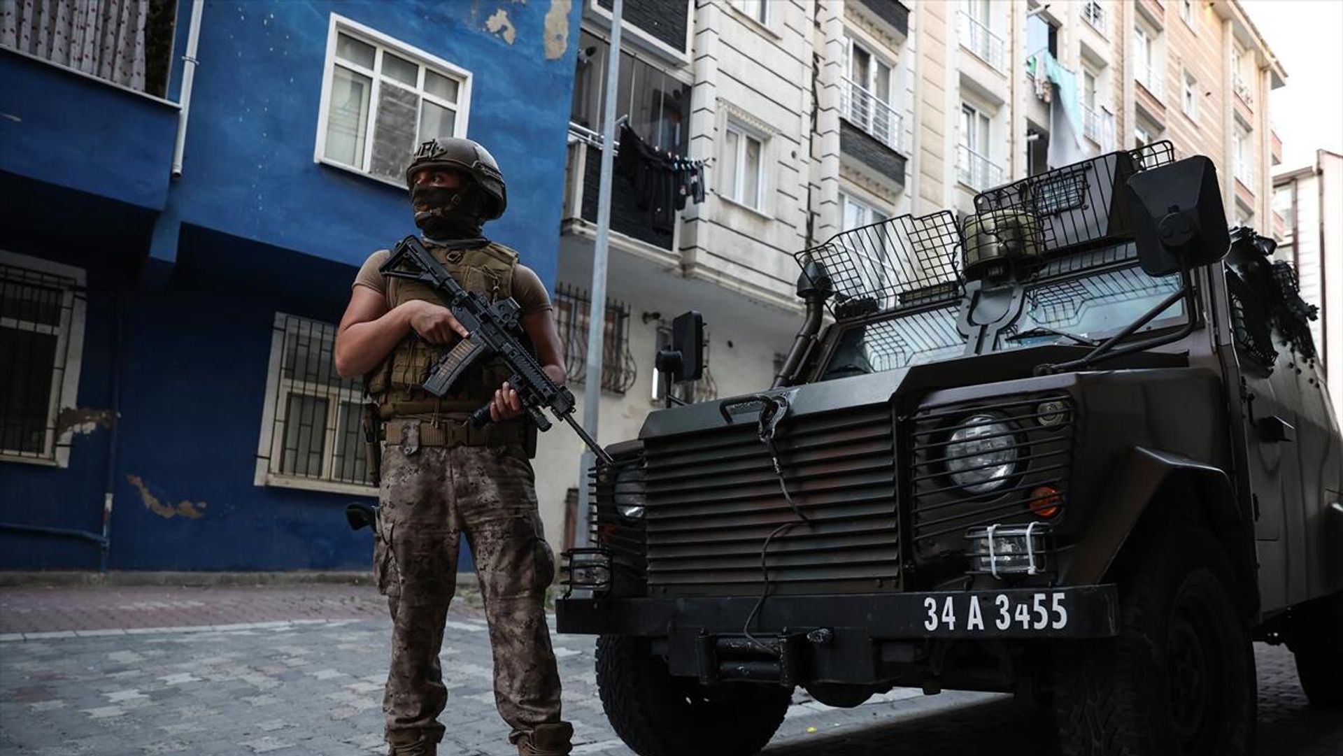 Hatay'da silahlı çetelere şafak baskını: 16 gözaltı