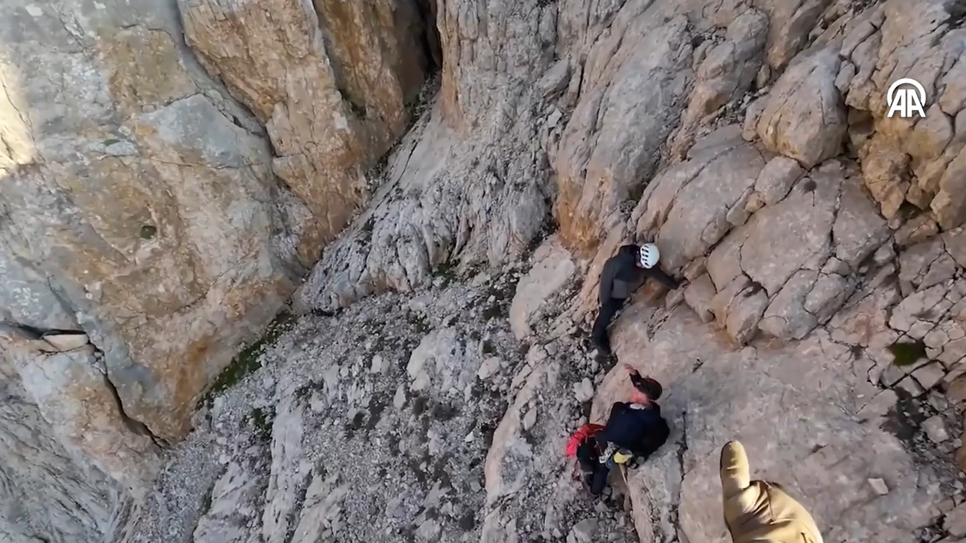 Hava Kuvvetleri, dağda yaralanan ve mahsur kalan İngiliz turisti kurtardı