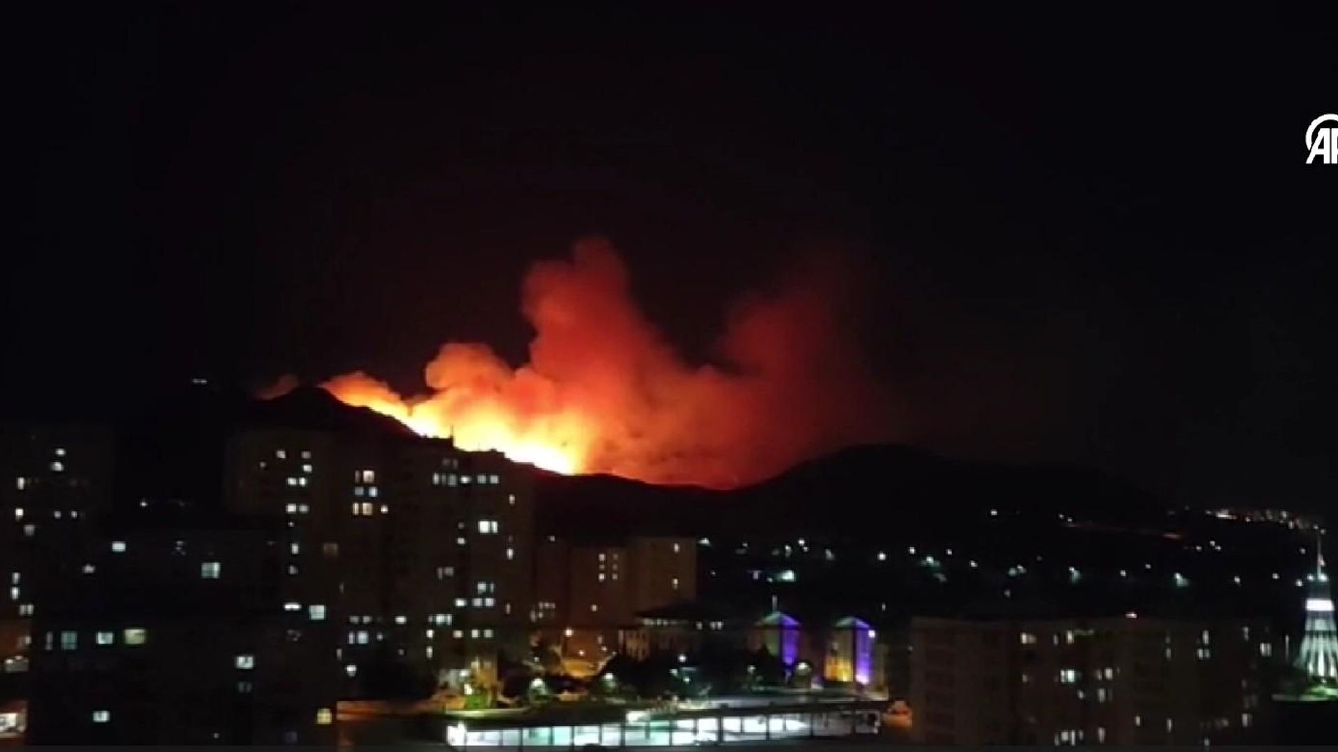 Ankara'da ağaçlık alanda çıkan yangına  müdahale ediliyor