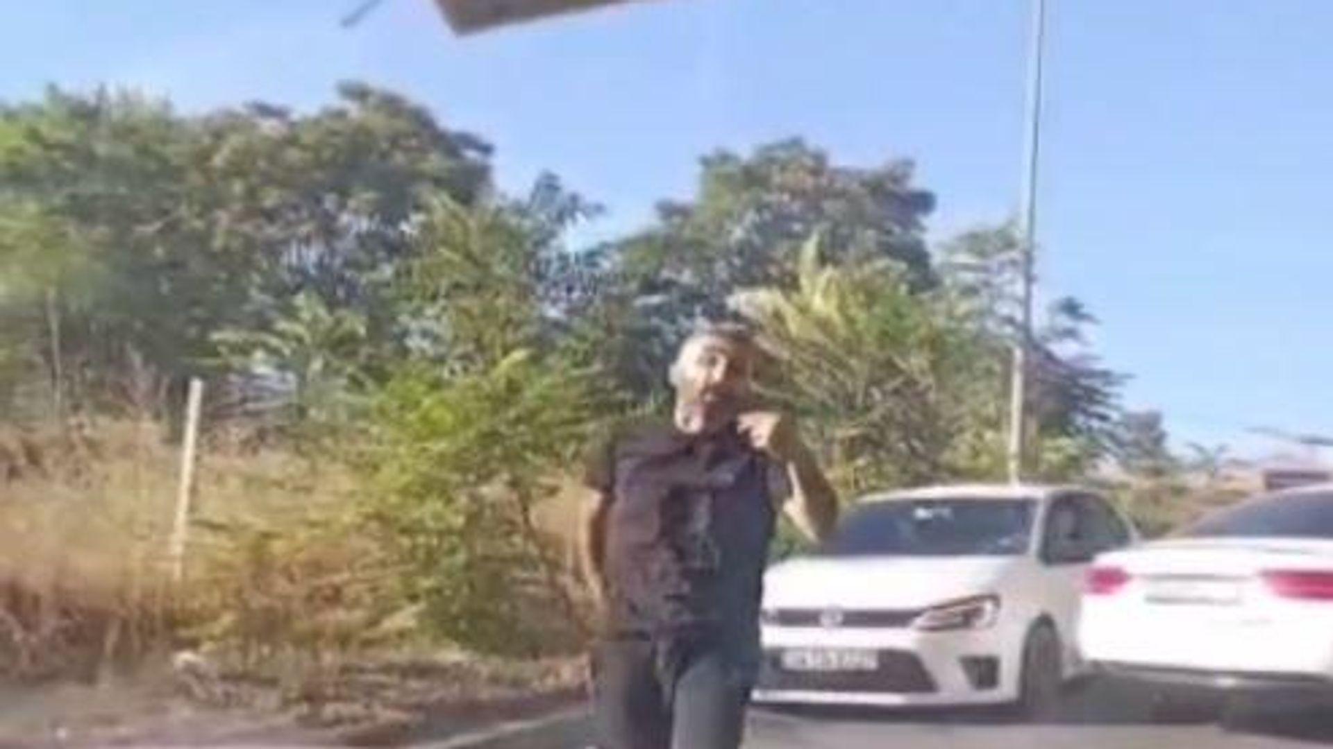 Otomobilin lastiklerini patlatan sürücü tutuklandı