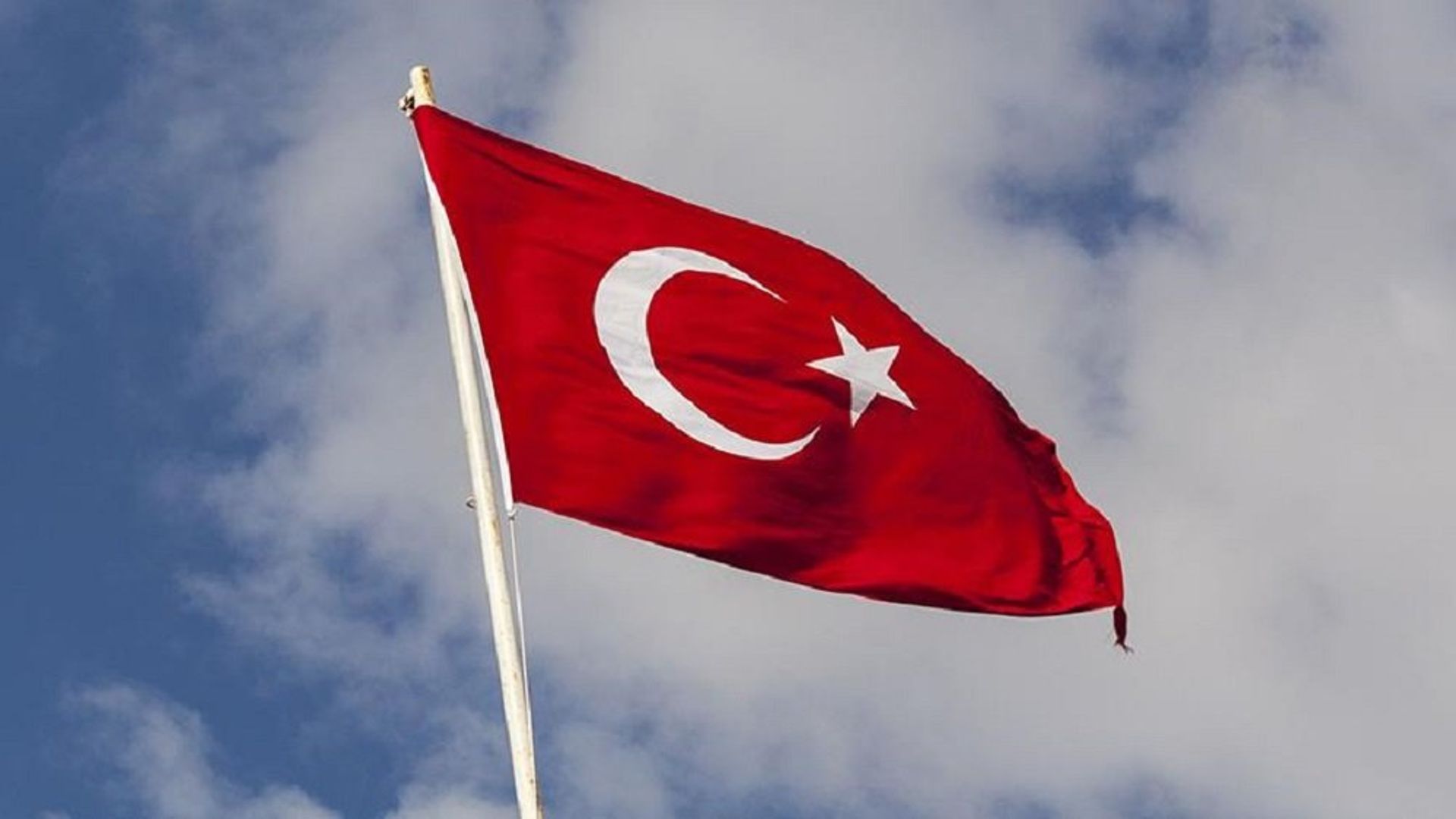 Burdur'da Türk bayrağına tüfekli saldırı iddiası: Valilikten ilk açıklama