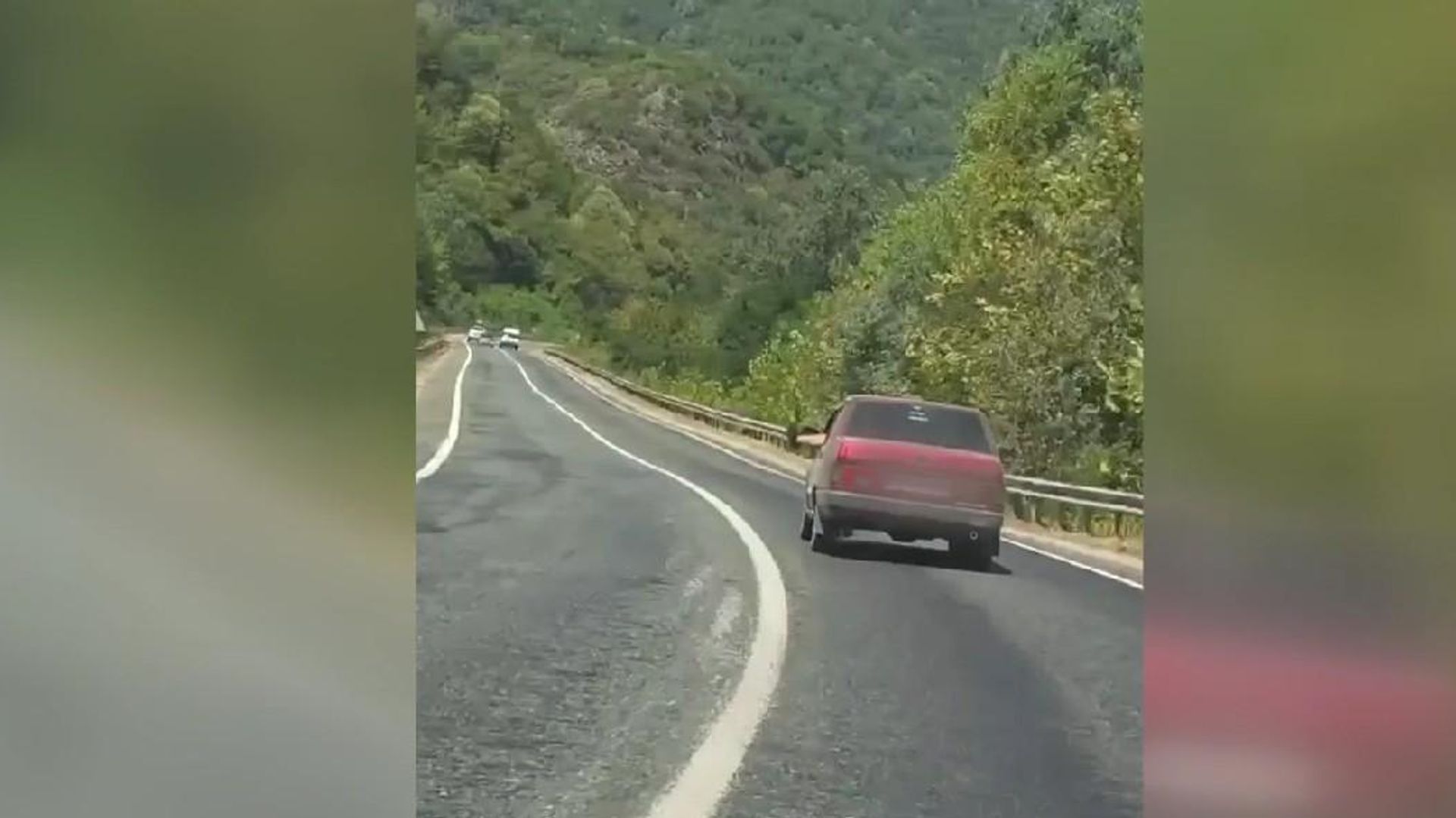 Karabük'te bir kişi ayağını camdan uzatarak  otomobil sürdü: Arkadaki araçta bulunanlar cep telefonuyla kaydetti