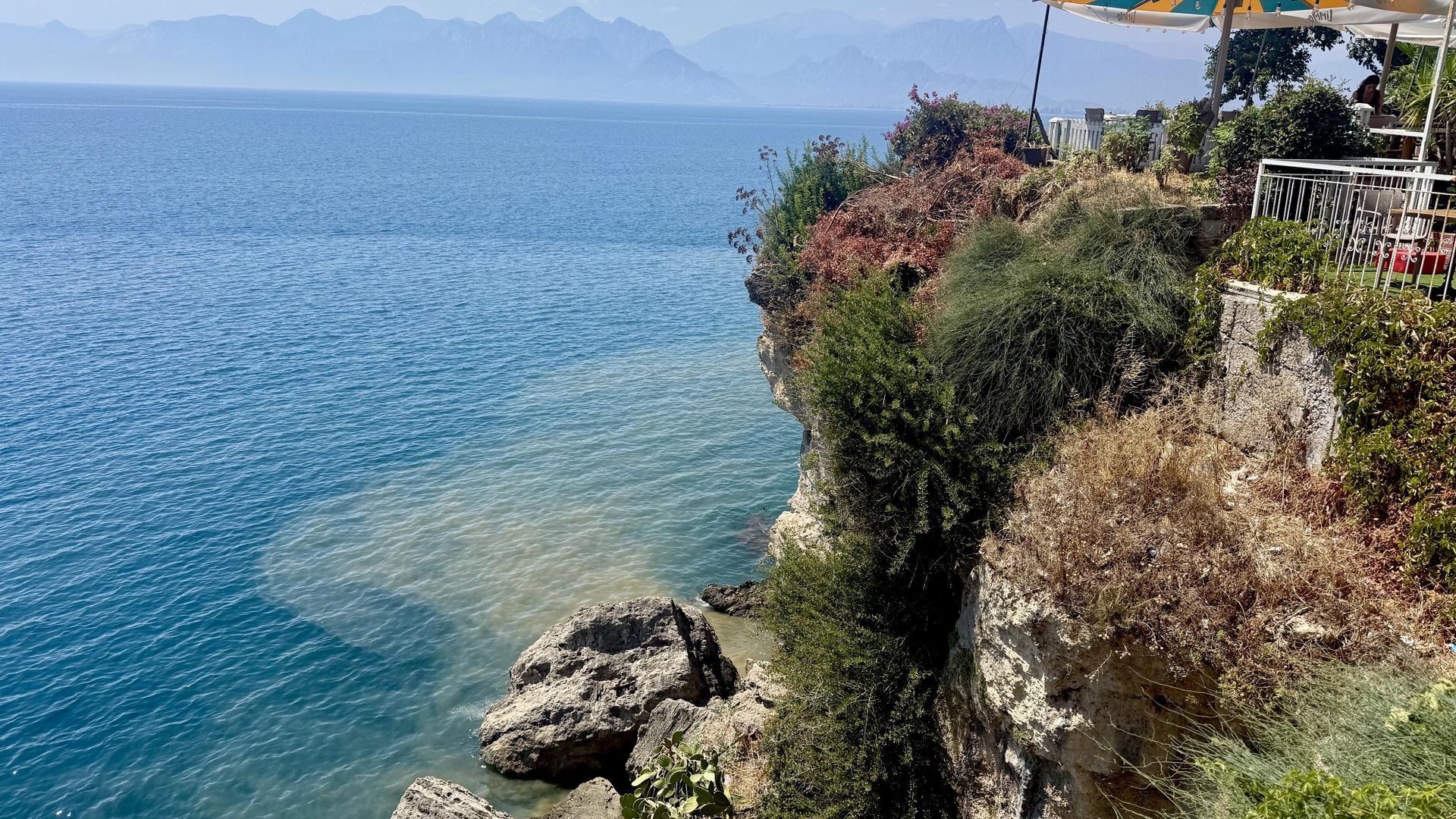 Antalya'da Falez Parkı'nda boruda arıza oluştu: Atık su denize karıştı