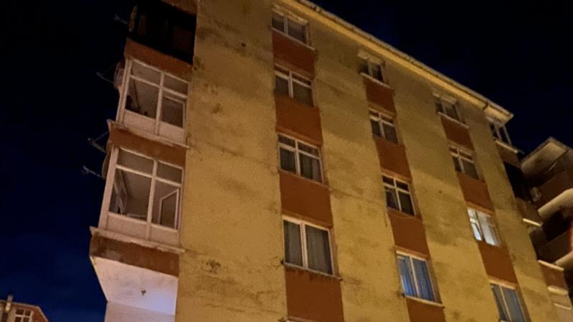 Kocaeli'de kolonlardan ses gelen 4 katlı bina boşaltıldı