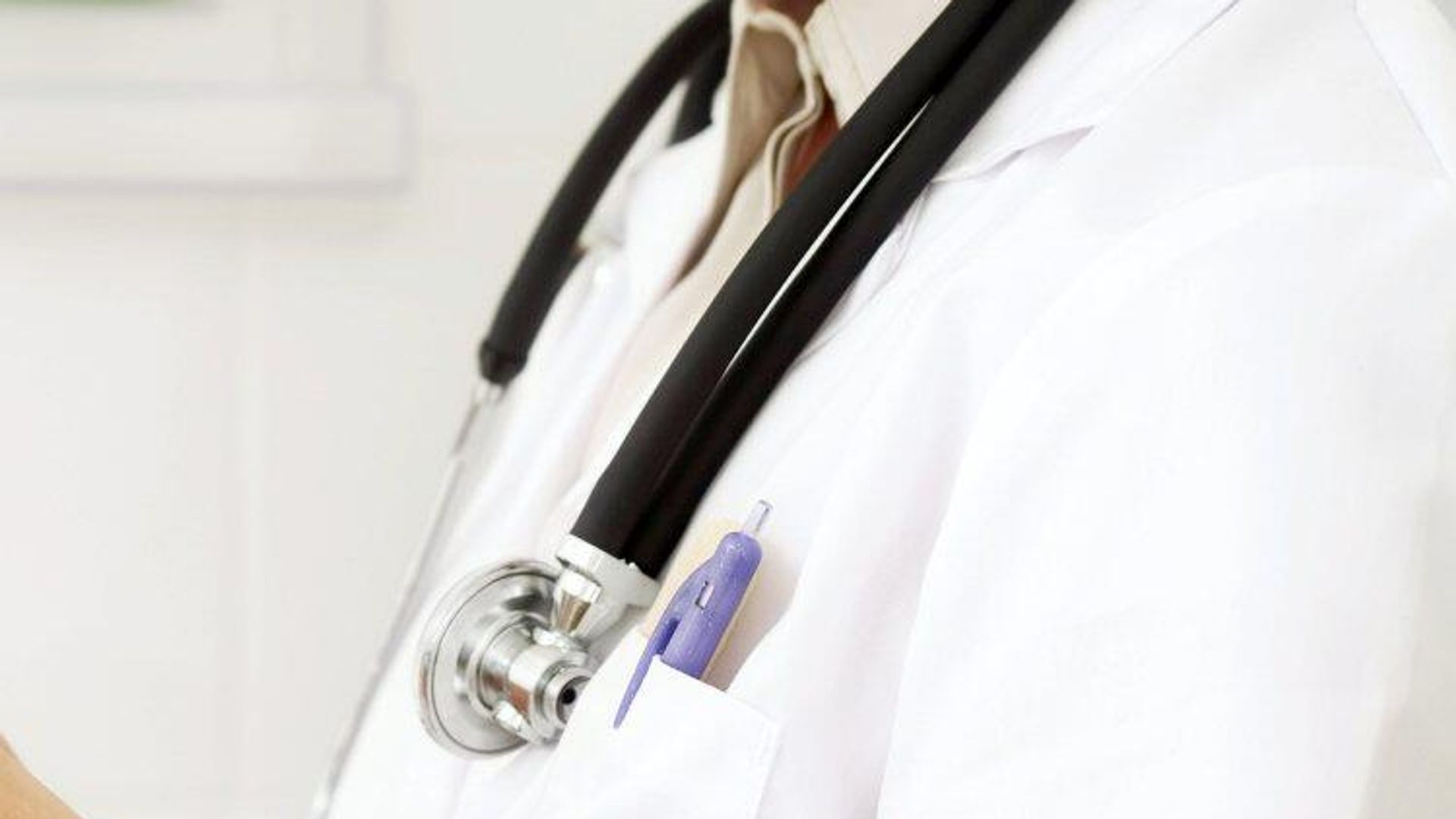 Ameliyat karşılığında para isteyen doktor tutuklandı: Ödeme olmazsa asistanların ameliyatı yapacağını söyledi