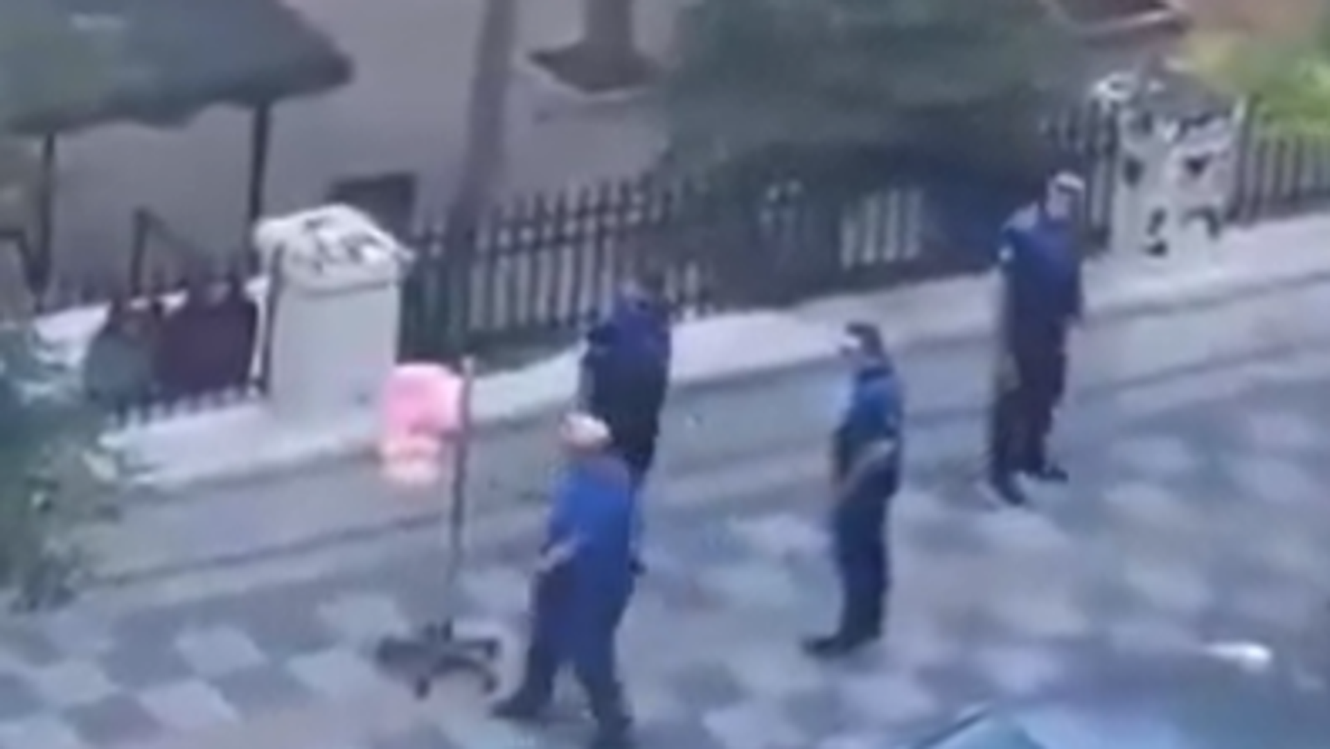 Engelli seyyar satıcıya vuran zabıta görevden uzaklaştırıldı