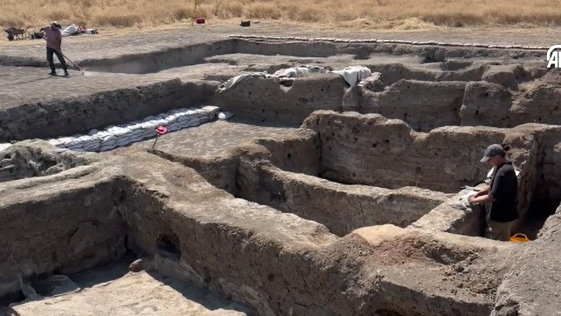 Çatalhöyük’te dikkat çeken keşif: 'Ölüler evi'nin yanında 8 bebek iskeleti bulundu