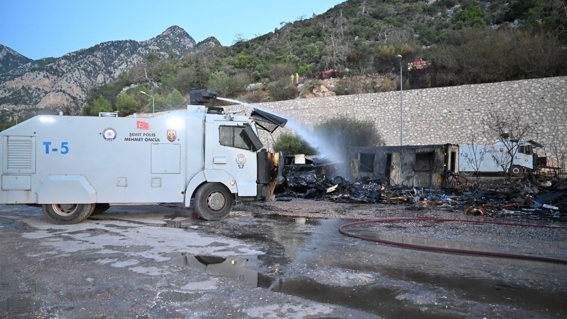 Antalya’da balıkçı barınağına sıçrayan yangın: 20’den fazla tekne zarar gördü