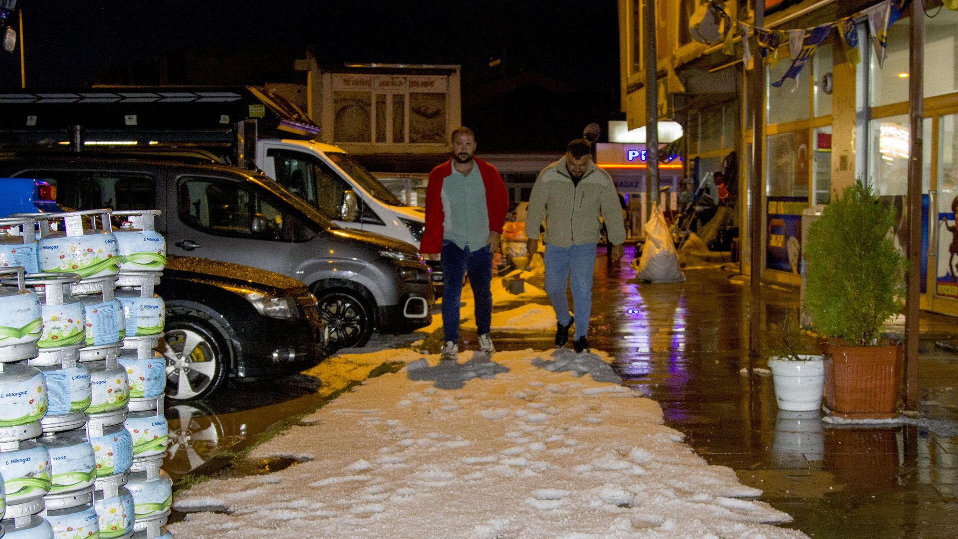 Kars'ta dolu ve sağanak etkili oldu: Dereler taştı, yollar su altında kaldı