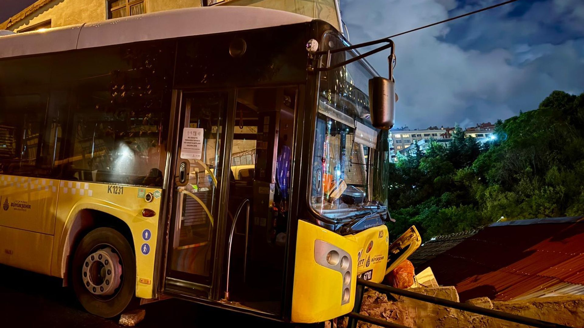 Sarıyer'de İETT otobüsü bariyerlere çarptı