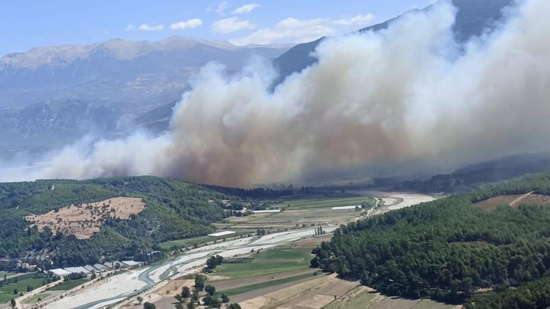 Muğla’da başlayan orman yangını Antalya’ya sıçradı: Ekipler müdahale ediyor