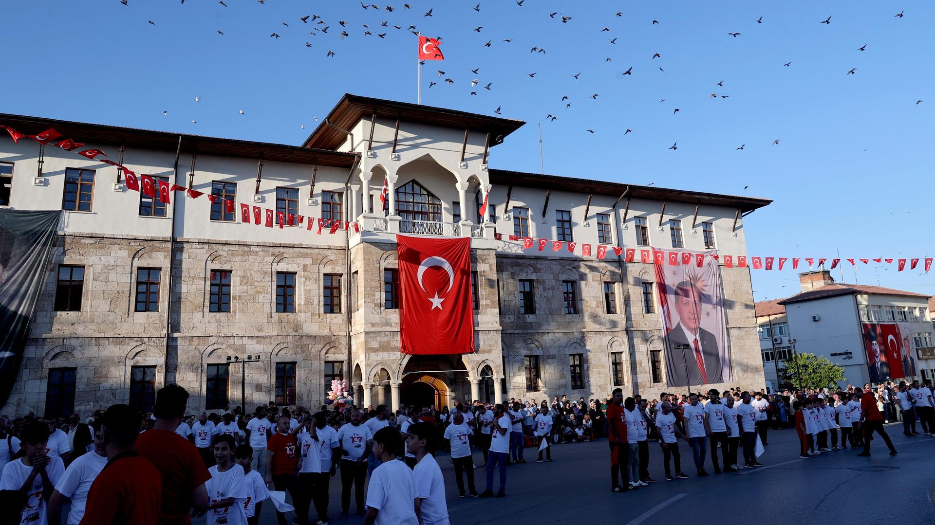 Sivas'ta bin 58 kişi aynı anda halay çekti
