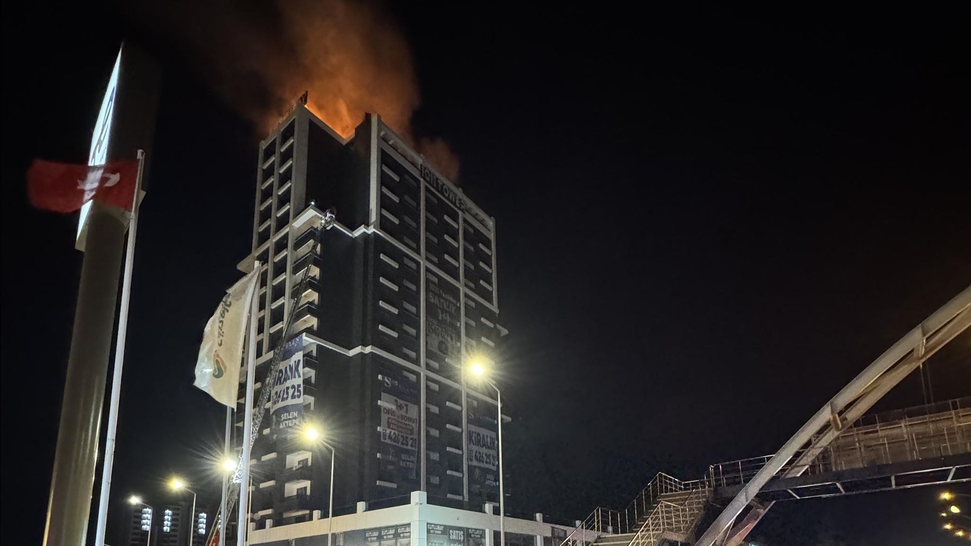 Ankara'da çatı yangını: Akaryakıt istasyonu kapatıldı
