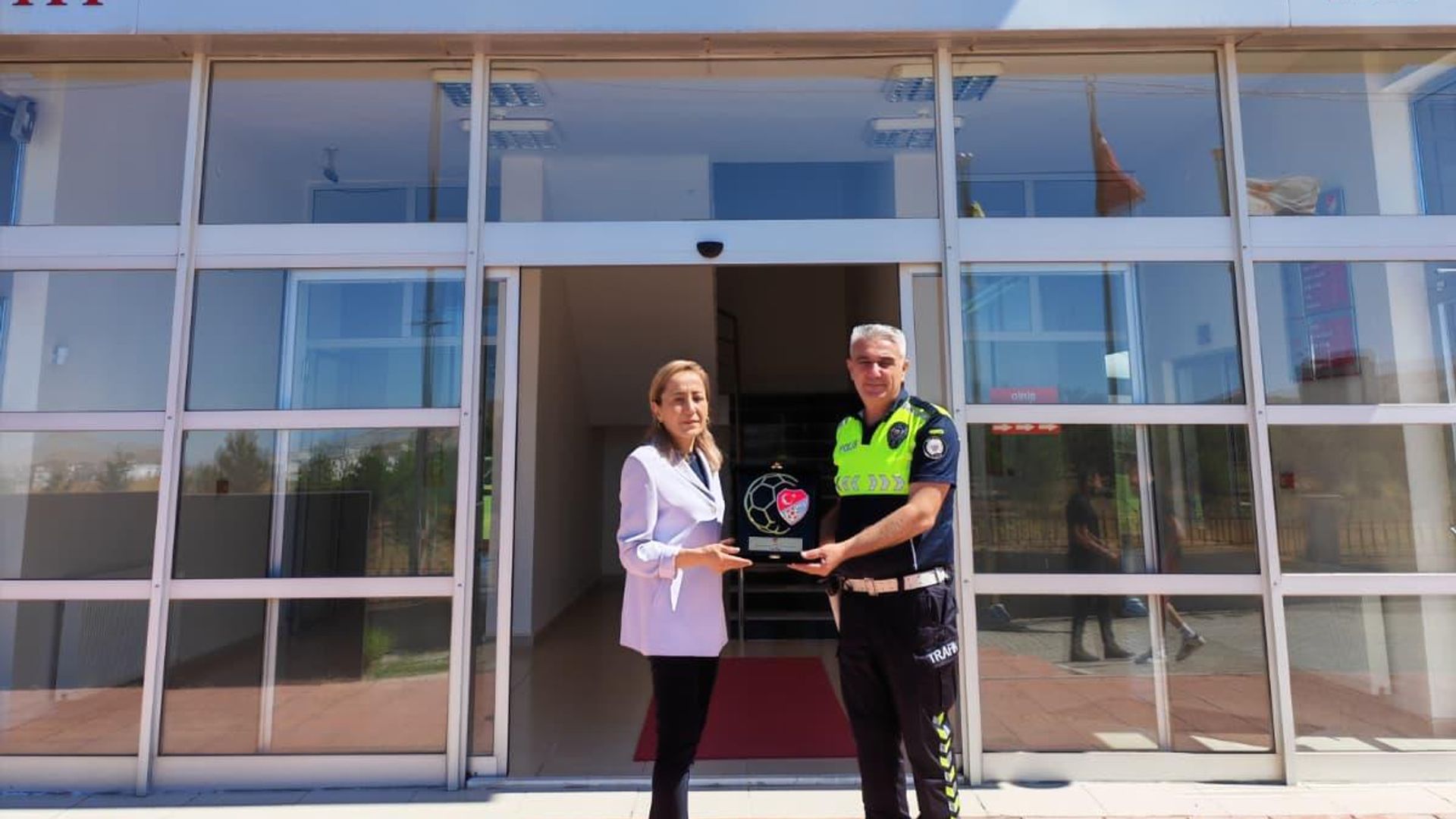 Statta maç izleyen çocuğa çorabını veren polise Fair Play Ödülü