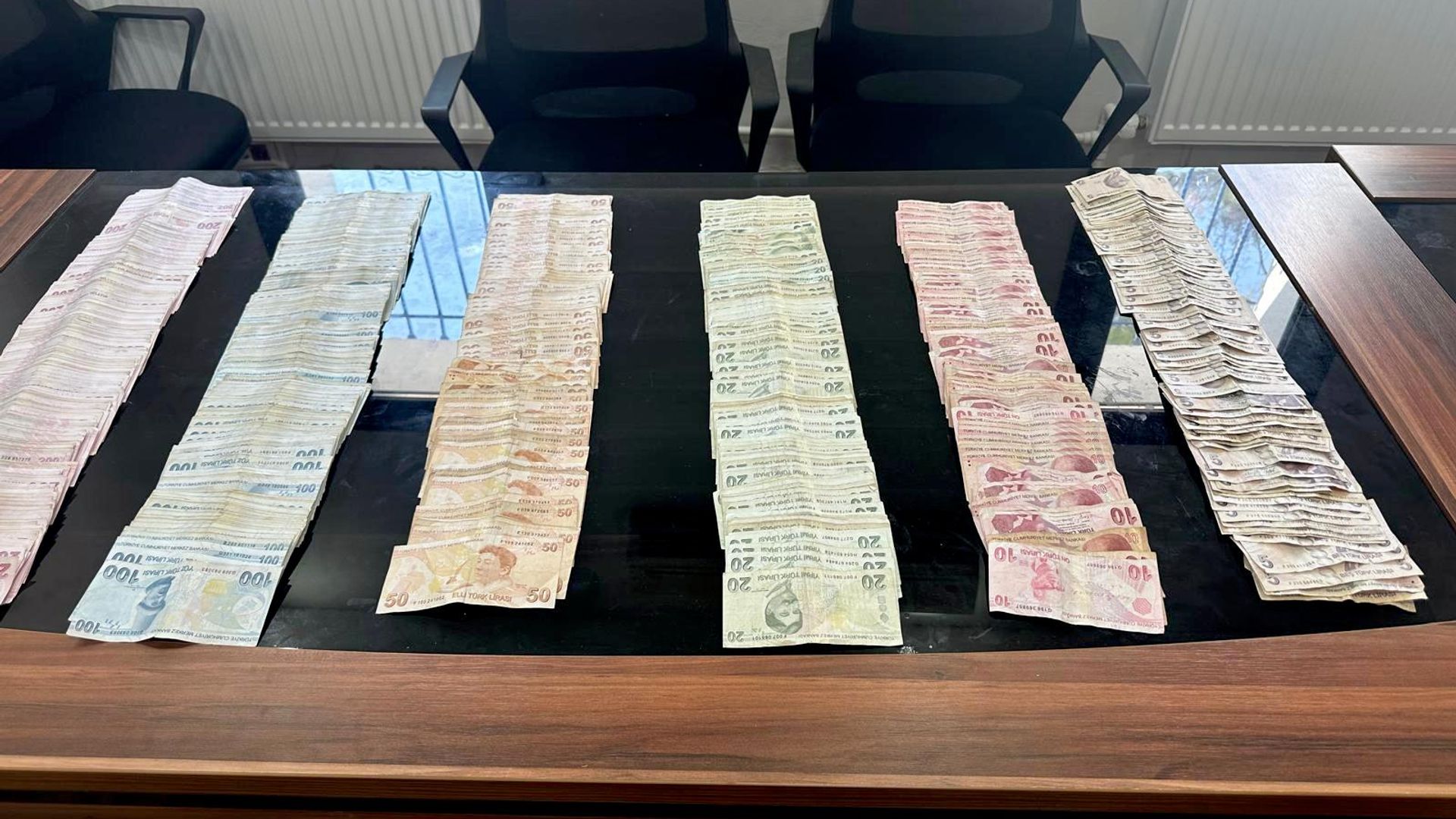Zabıta tek tek saydı: Dilencinin üzerinden 60 bin lira çıktı