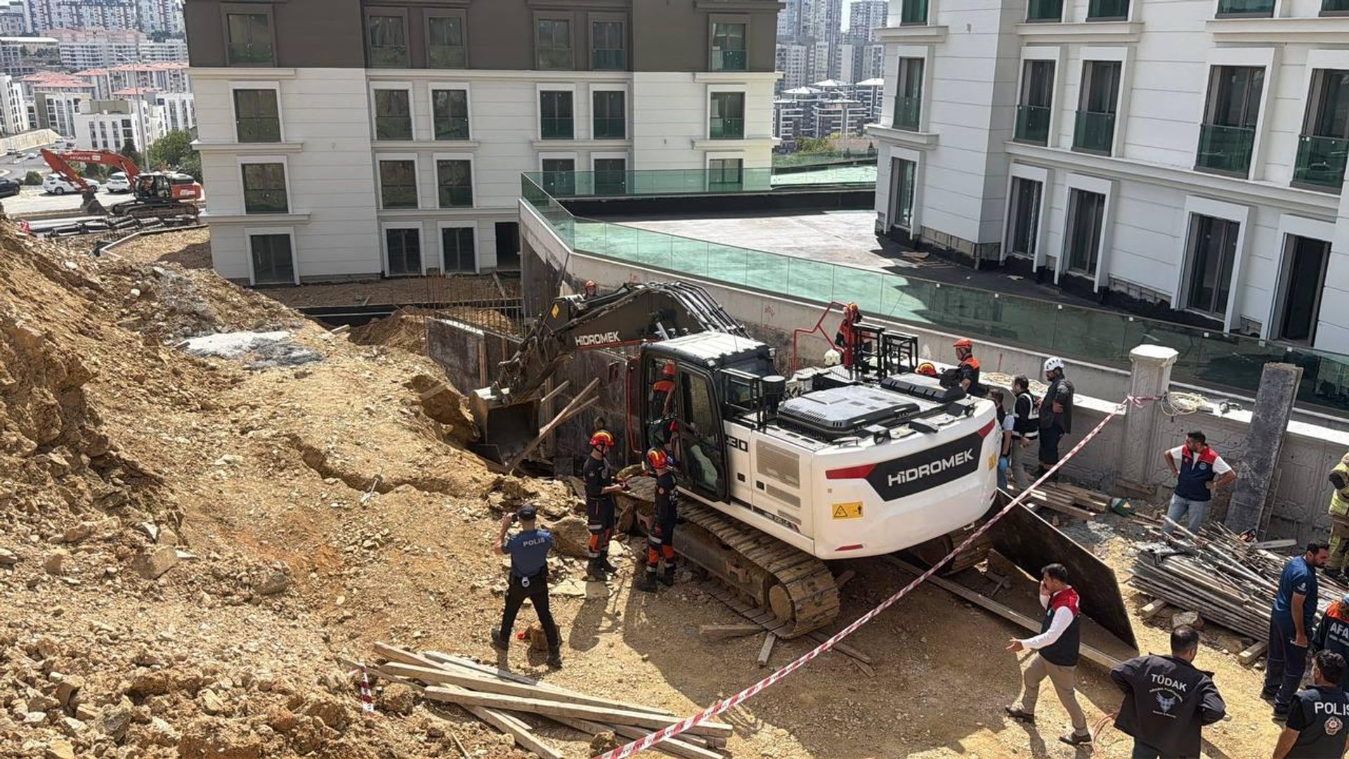 İstanbul'da inşaat alanında göçük: 1 işçi toprak altında kaldı, kurtarma çalışmaları sürüyor