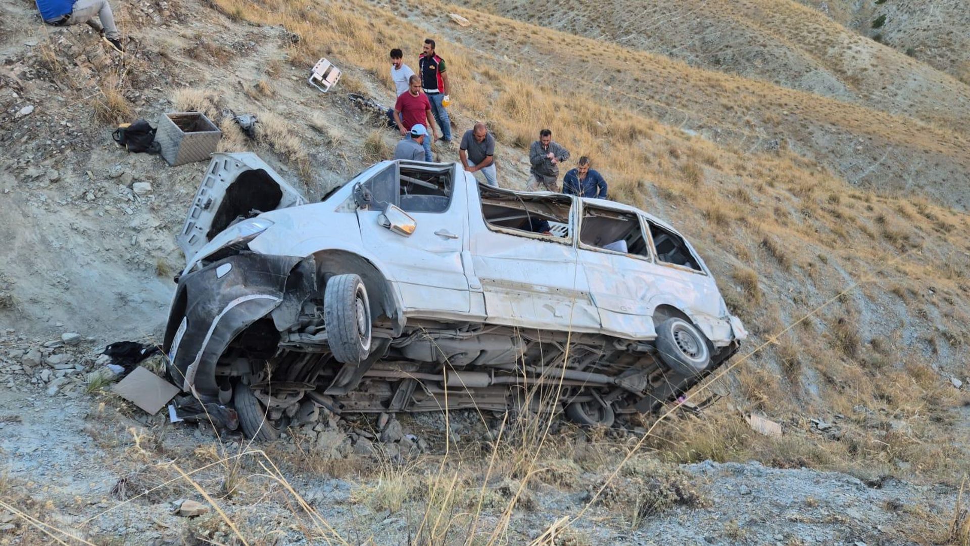 Elazığ'da minibüs uçuruma yuvarlandı: 5'i ağır 13 yaralı