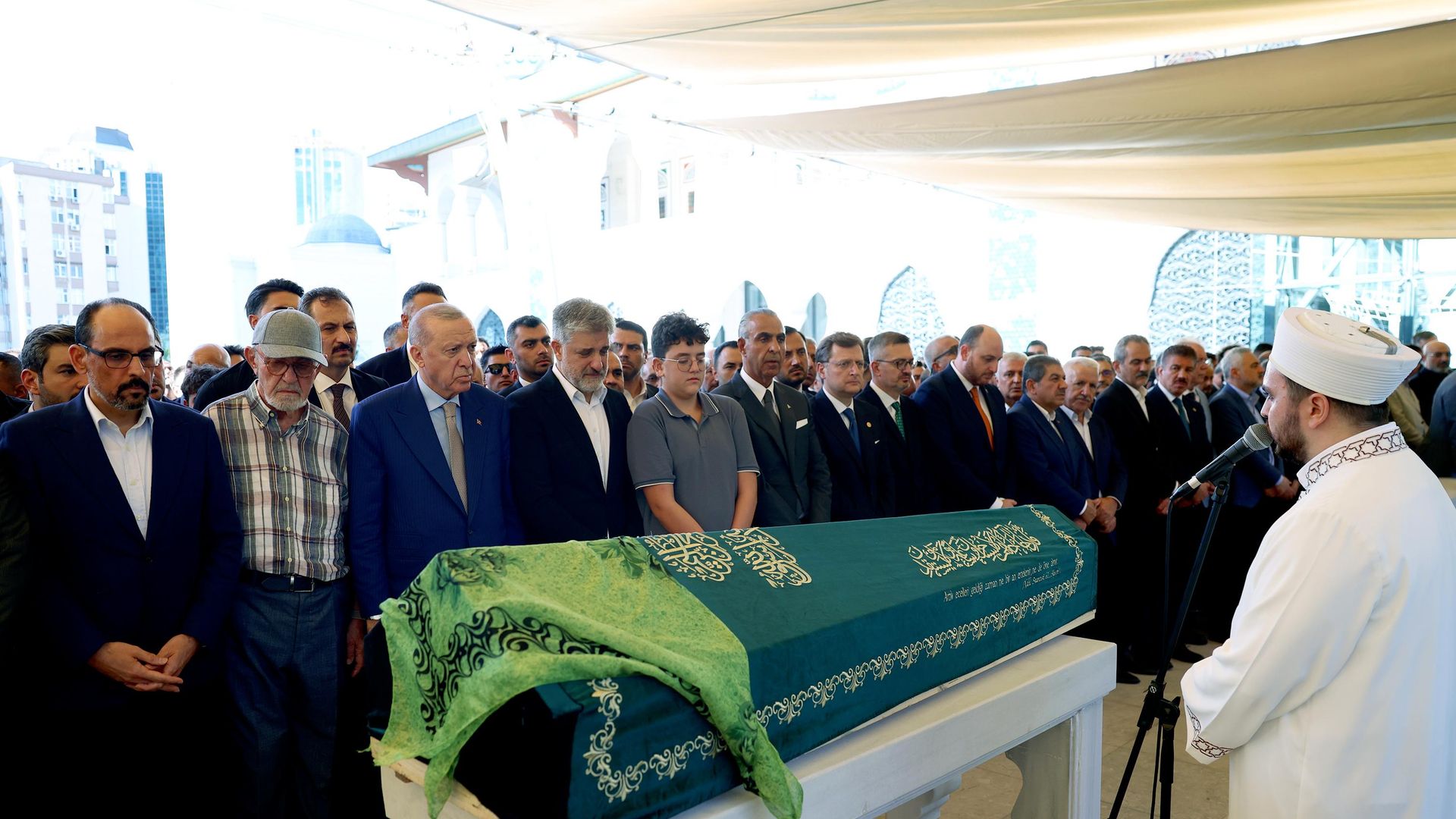 Cumhurbaşkanı Erdoğan yalnız bırakmadı: AK Parti Milletvekili Önen'in kızının cenaze törenine katıldı