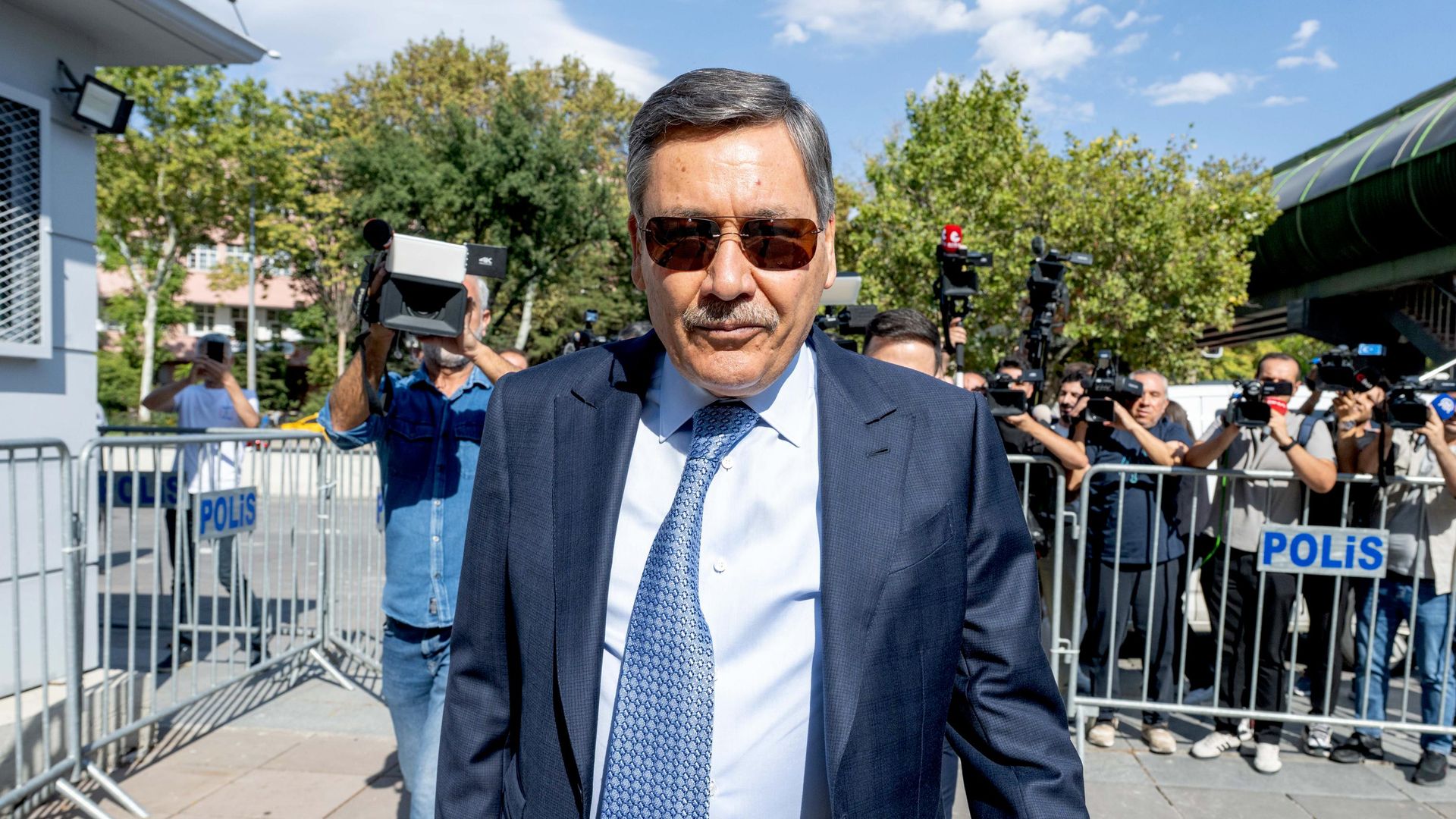 Melih Gökçek'ten ifade sonrası ilk açıklama: Sakız çiğnemesi gündem oldu, açıklama Osman Gökçek'ten geldi