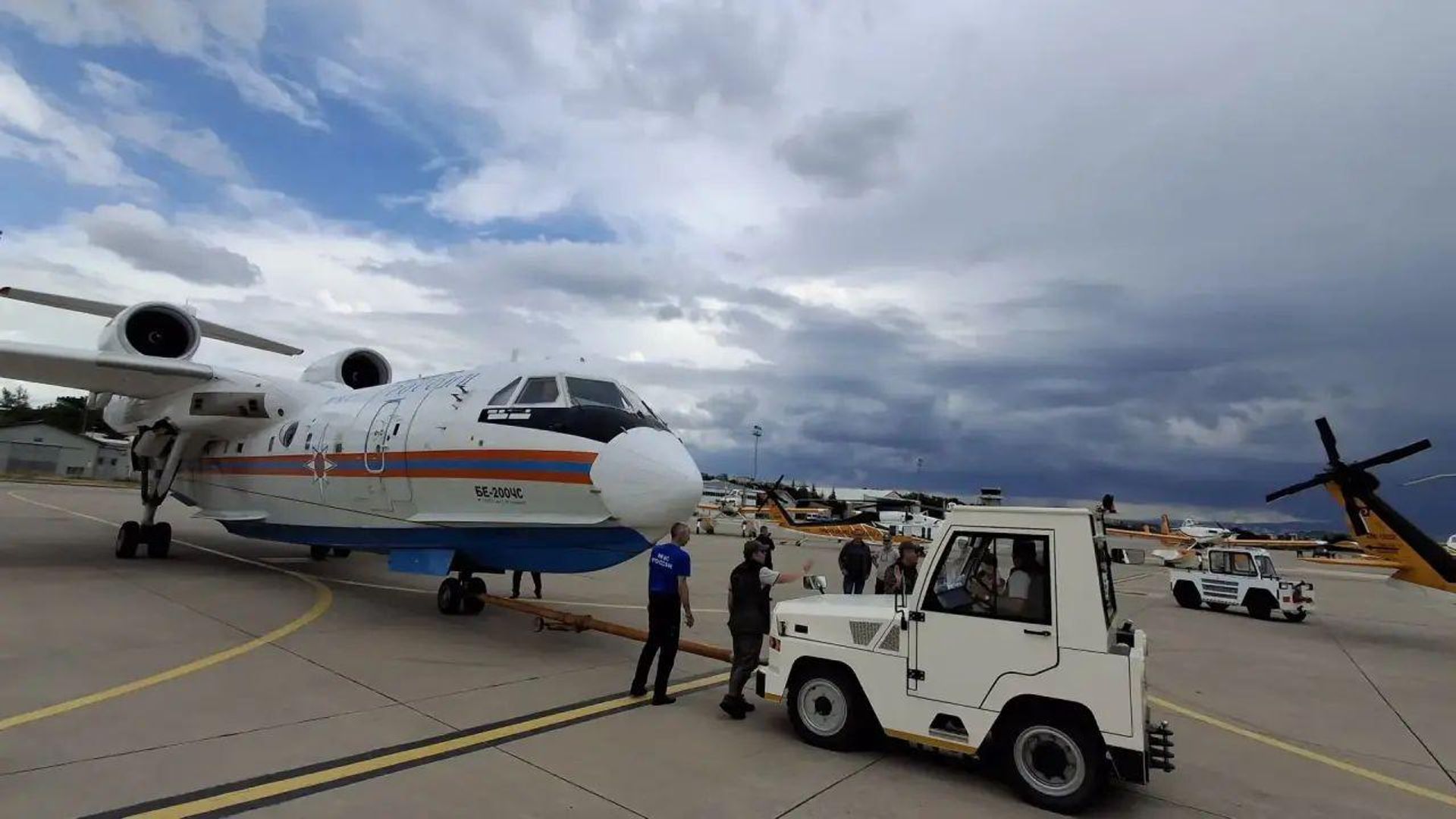 Rus Be-200 amfibi uçakları Türkiye'deki orman yangınlarıyla mücadelede yoğun mesai harcıyor