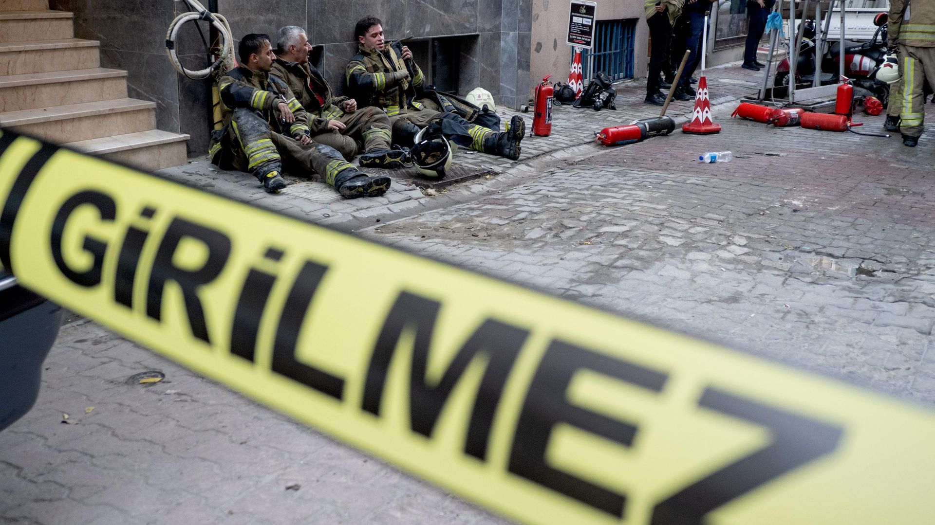 Otelde çıkan yangında can pazarı yaşandı: 12 kişi yaralandı