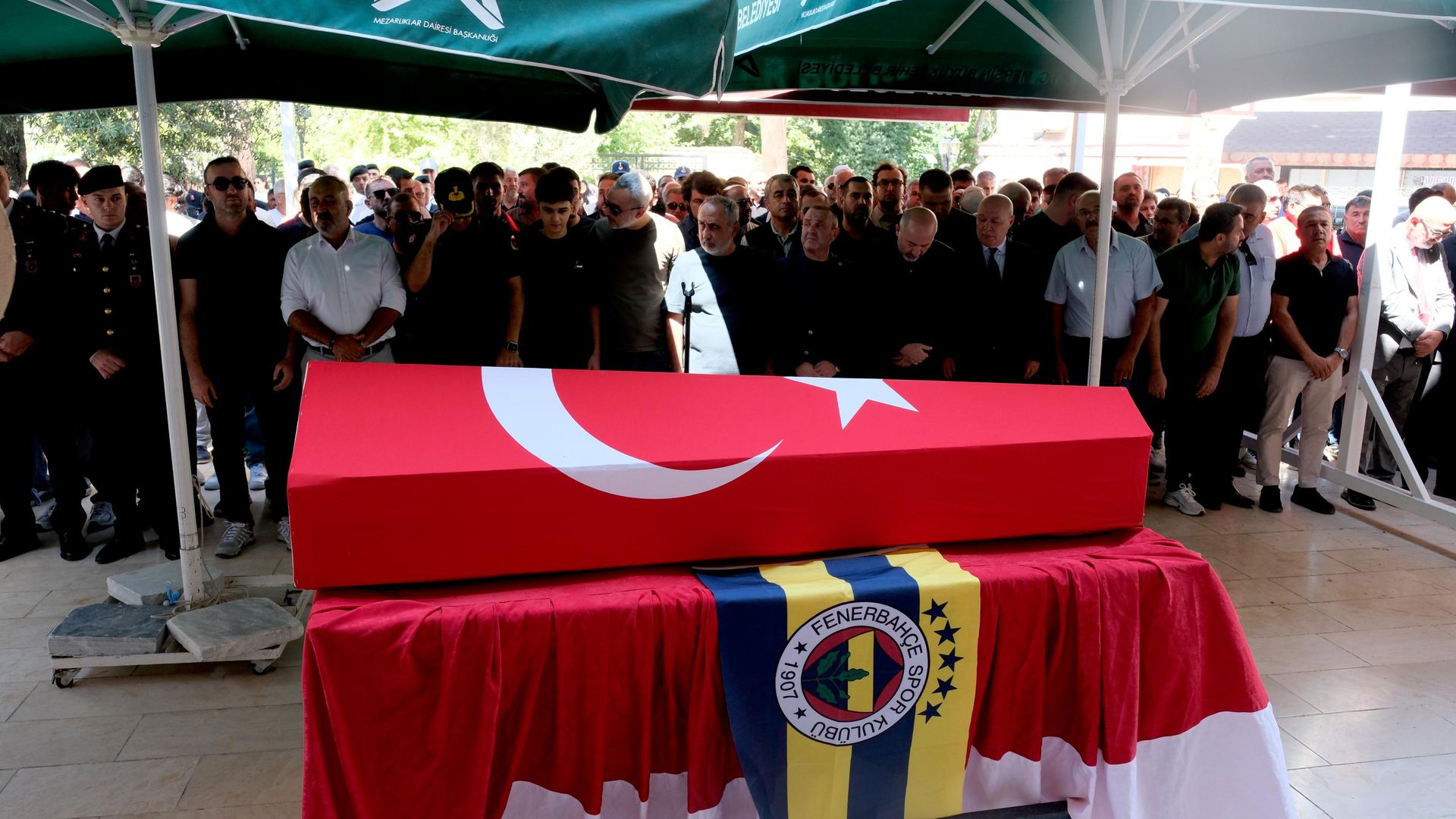 Fenerbahçe derbisinde tribünde kalp krizi geçiren gaziye veda: İlk kez oğluyla maç seyredecekti