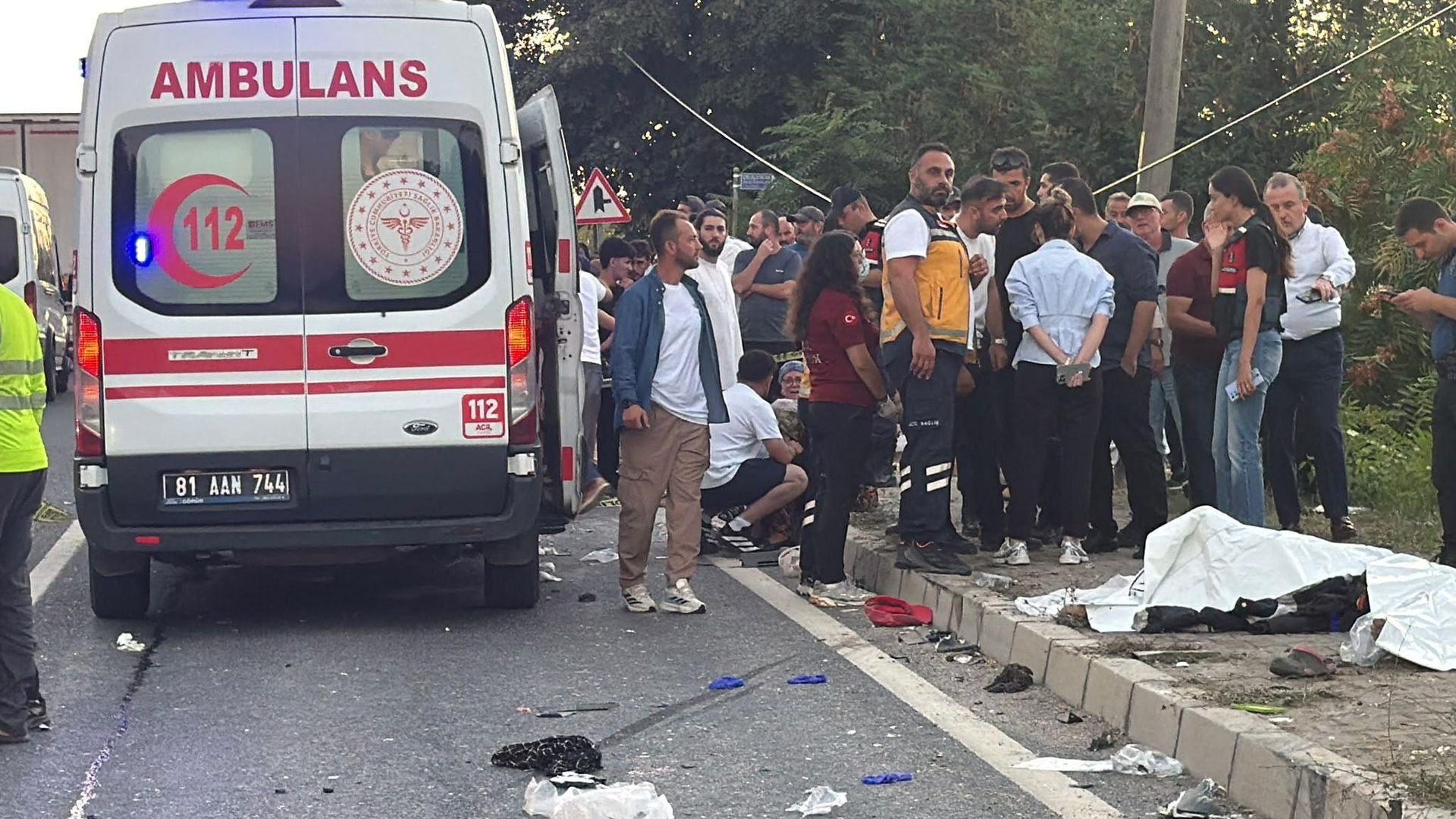 Düzce'de tırla fındık işçilerini taşıyan tarım aracı çarpıştı: Ölü ve yaralılar var