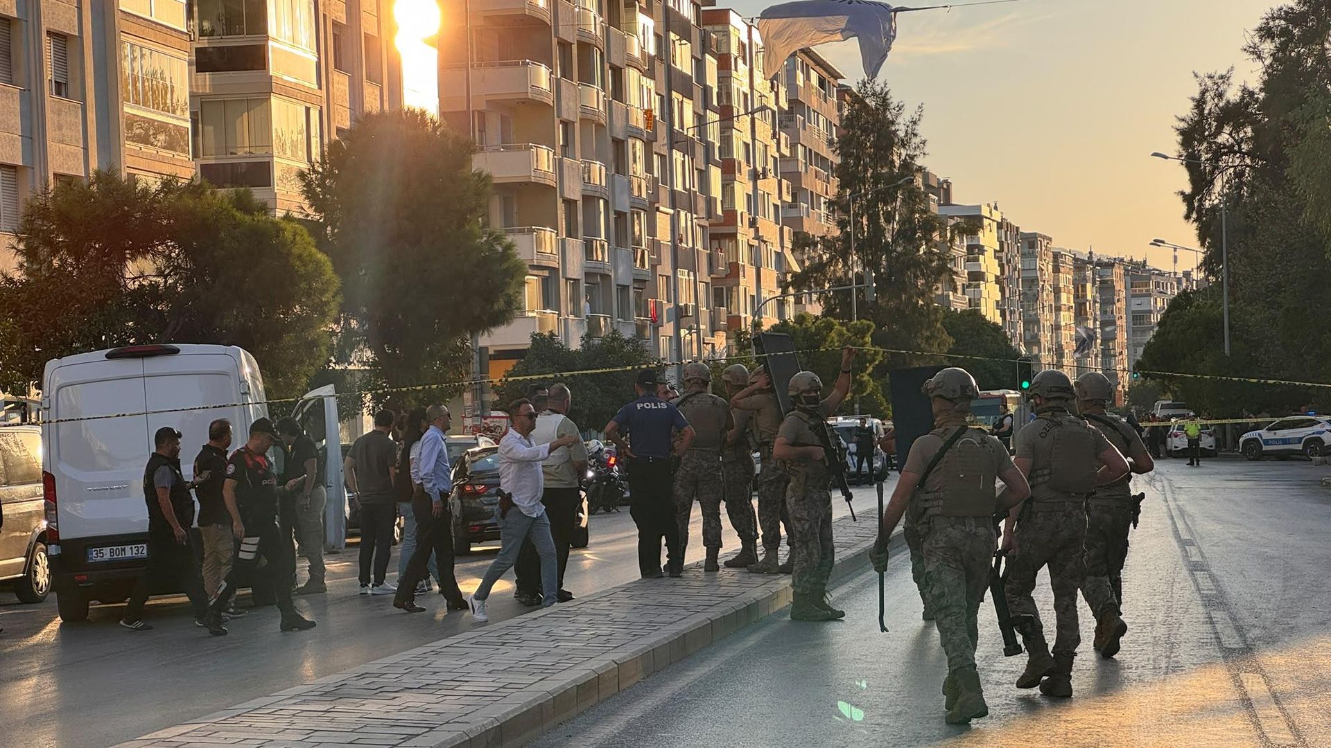 İzmir'de banka soygunu girişimi: Ekipler sevk edildi