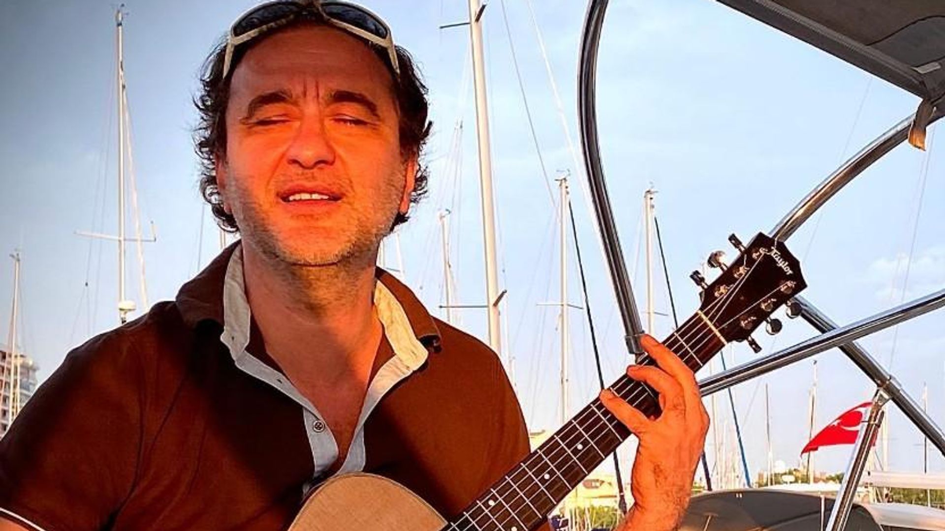 Ünlü şarkıcı Nev yoğun bakıma kaldırıldı