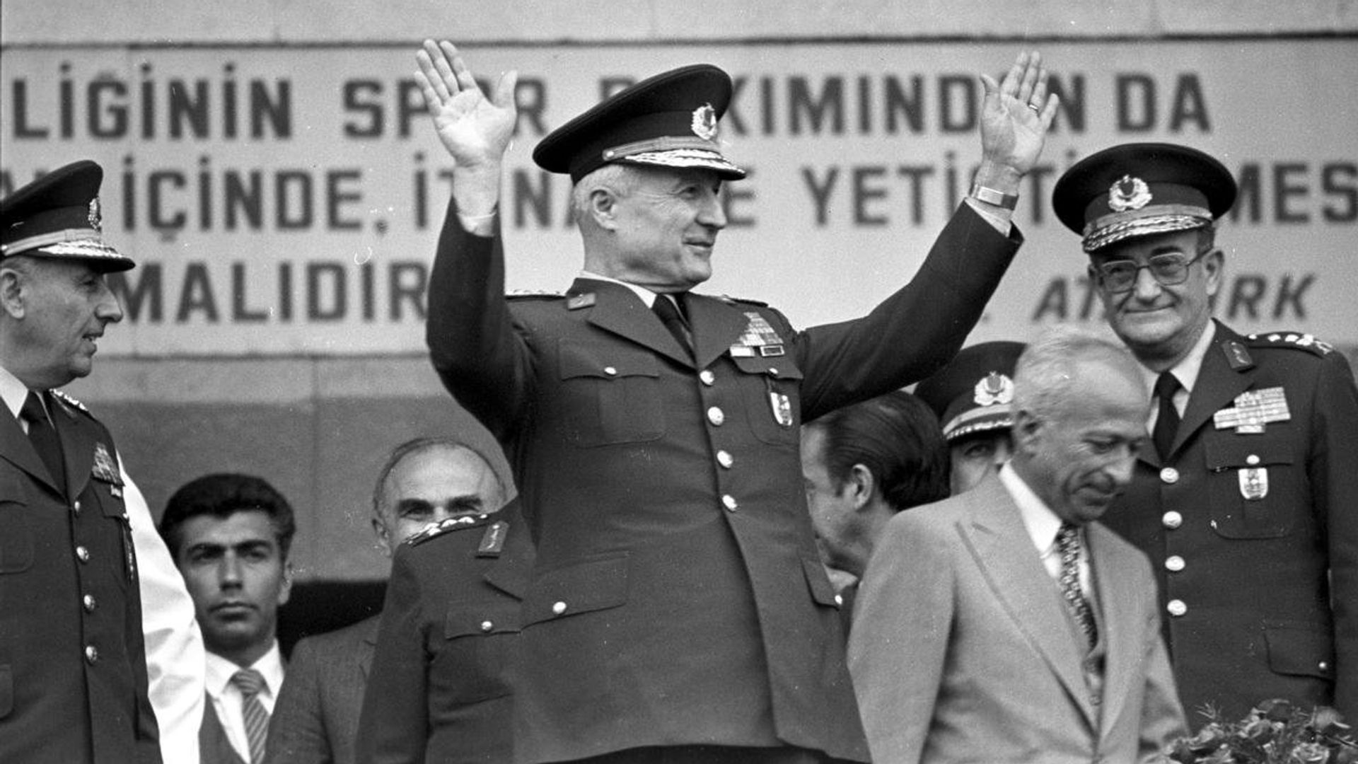 Kenan Evren'in 12 Eylül darbesinden hüküm giydiği anlar paylaşıldı