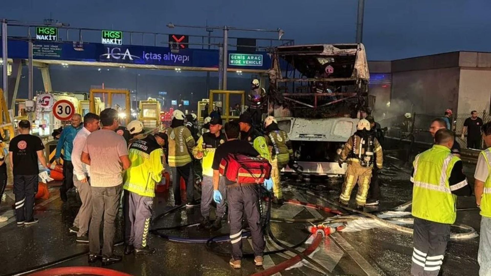 Kuzey Marmara Otoyolu'nda yolcu otobüsü bariyerlere çarparak yandı: Ölü ve yaralılar var