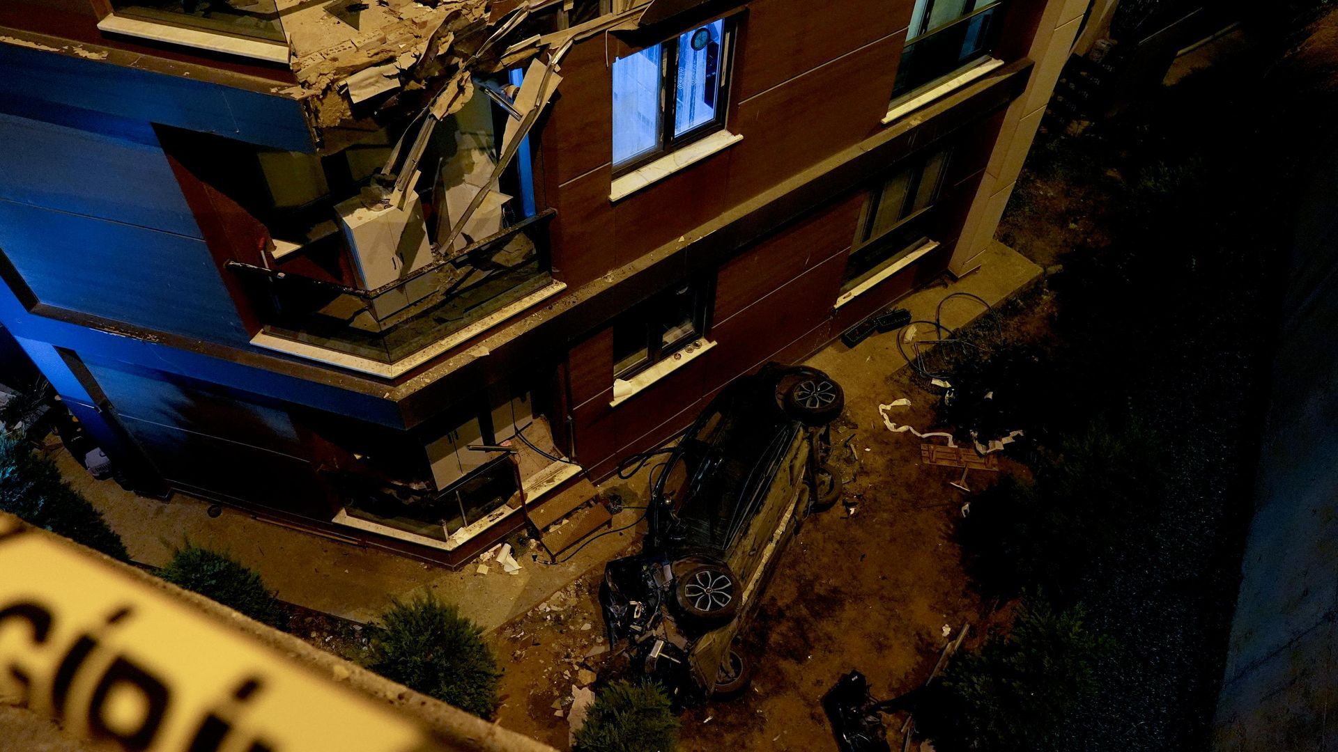 Kontrolden çıkan otomobil bina bahçesine düştü: 2 kişi yaralandı