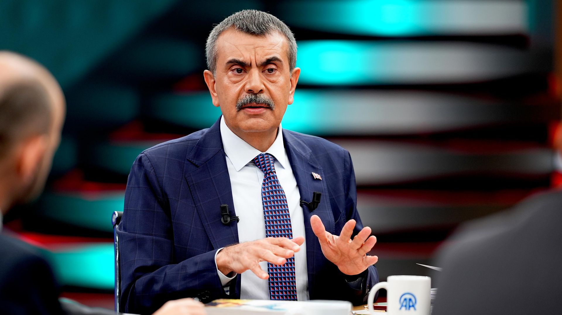 Bakan Tekin'den 'cep telefonu' açıklaması: 'Biraz abartan öğretmenlerimiz vardı, uyarıda bulunduk'