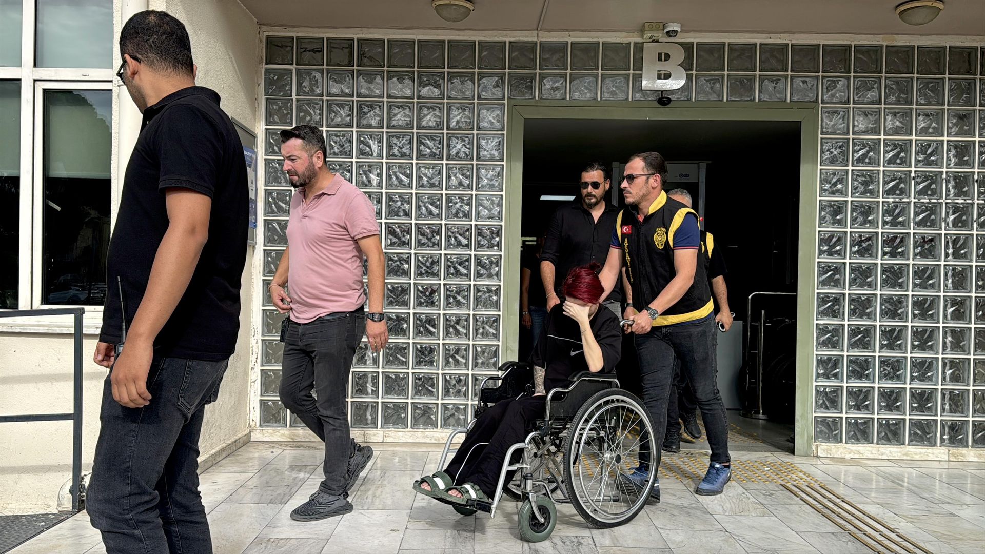 Evde çıkan yangında eşi ölen kadın tutuklandı: 'Zorla benzin istasyonuna gönderdi'