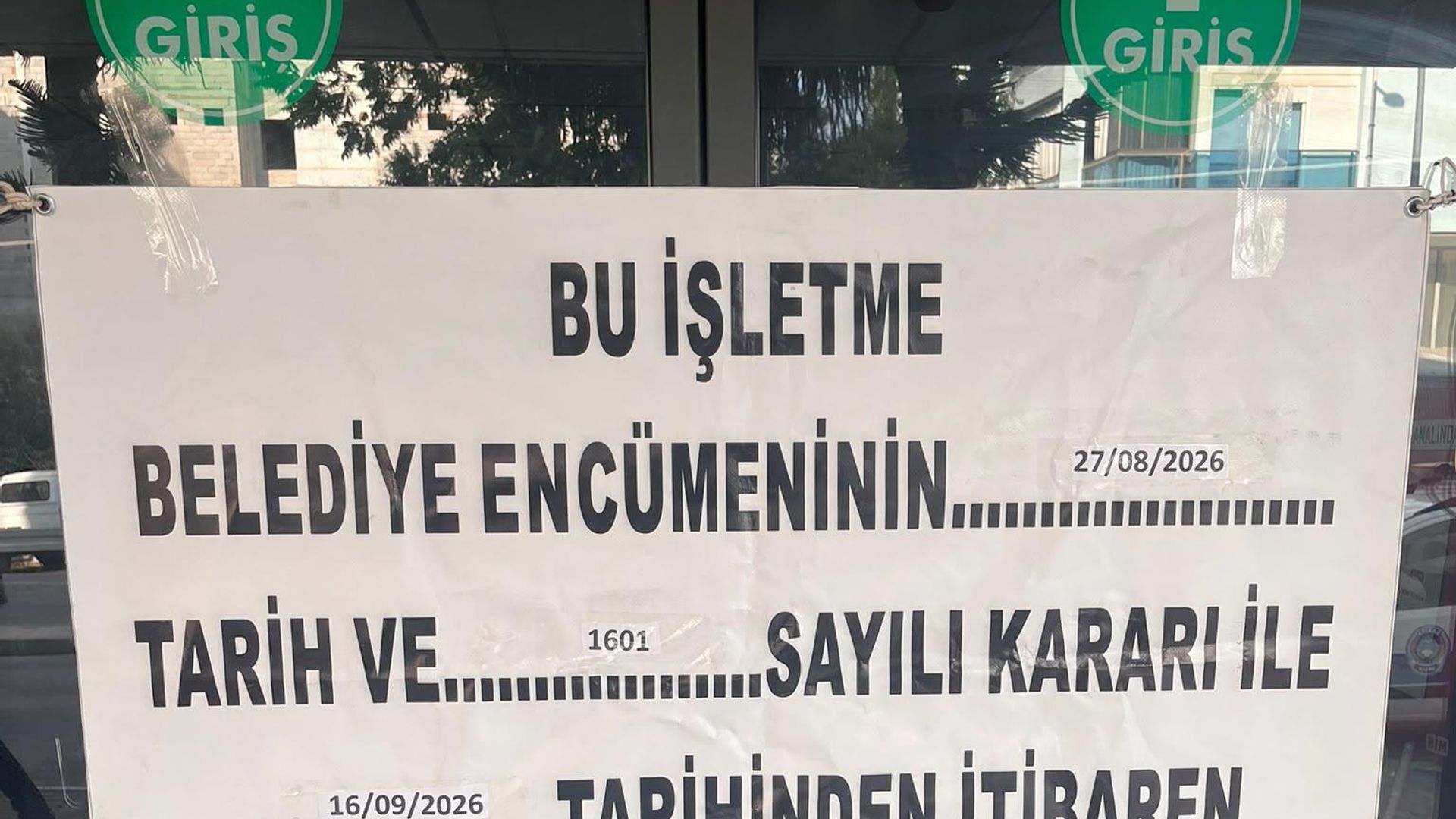 Antalya'da tarihi geçmiş gıda satan zincir market mühürlendi