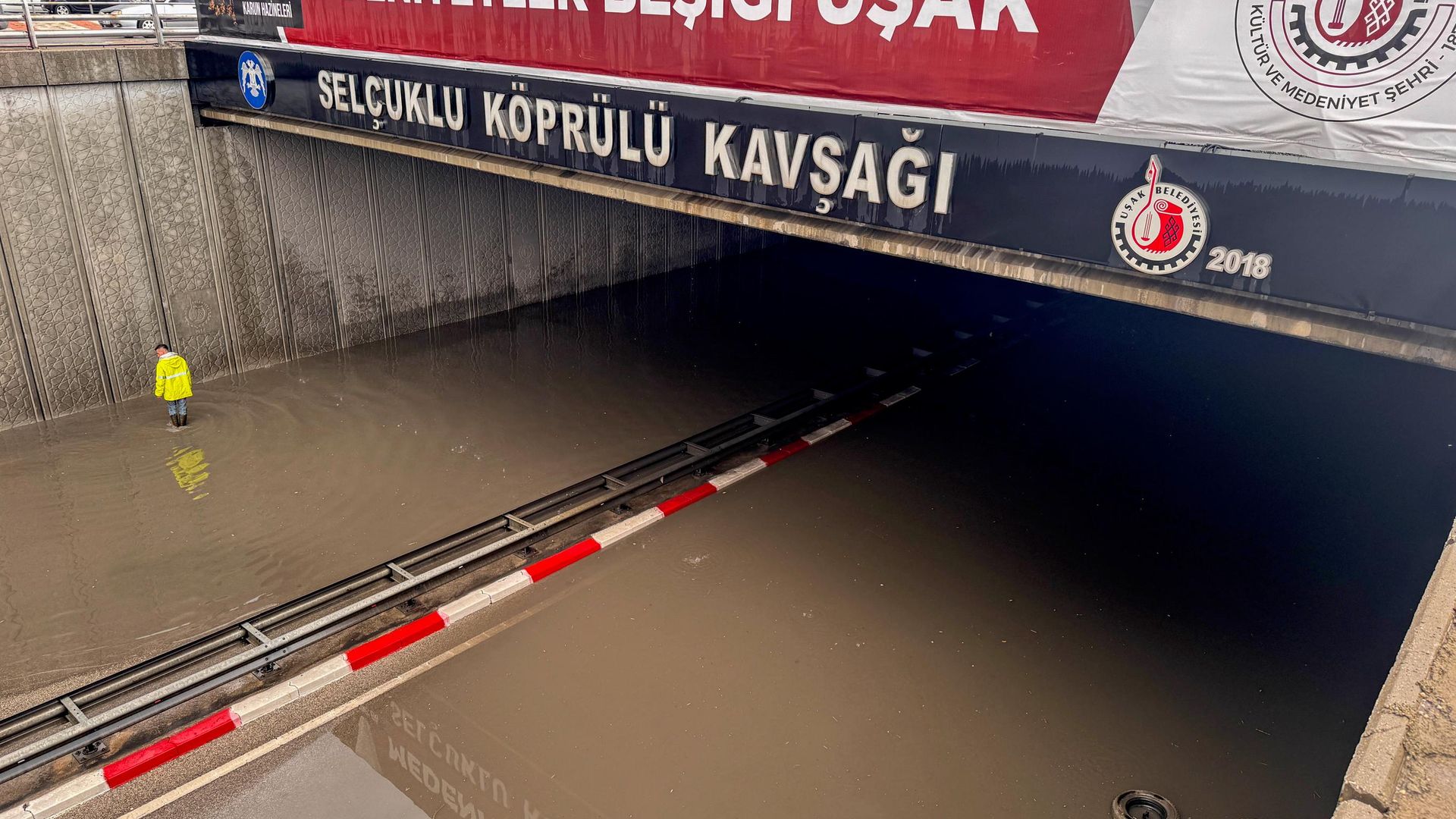 Uşak-Ankara ve Uşak-Denizli karayolları sağanak nedeniyle kapandı