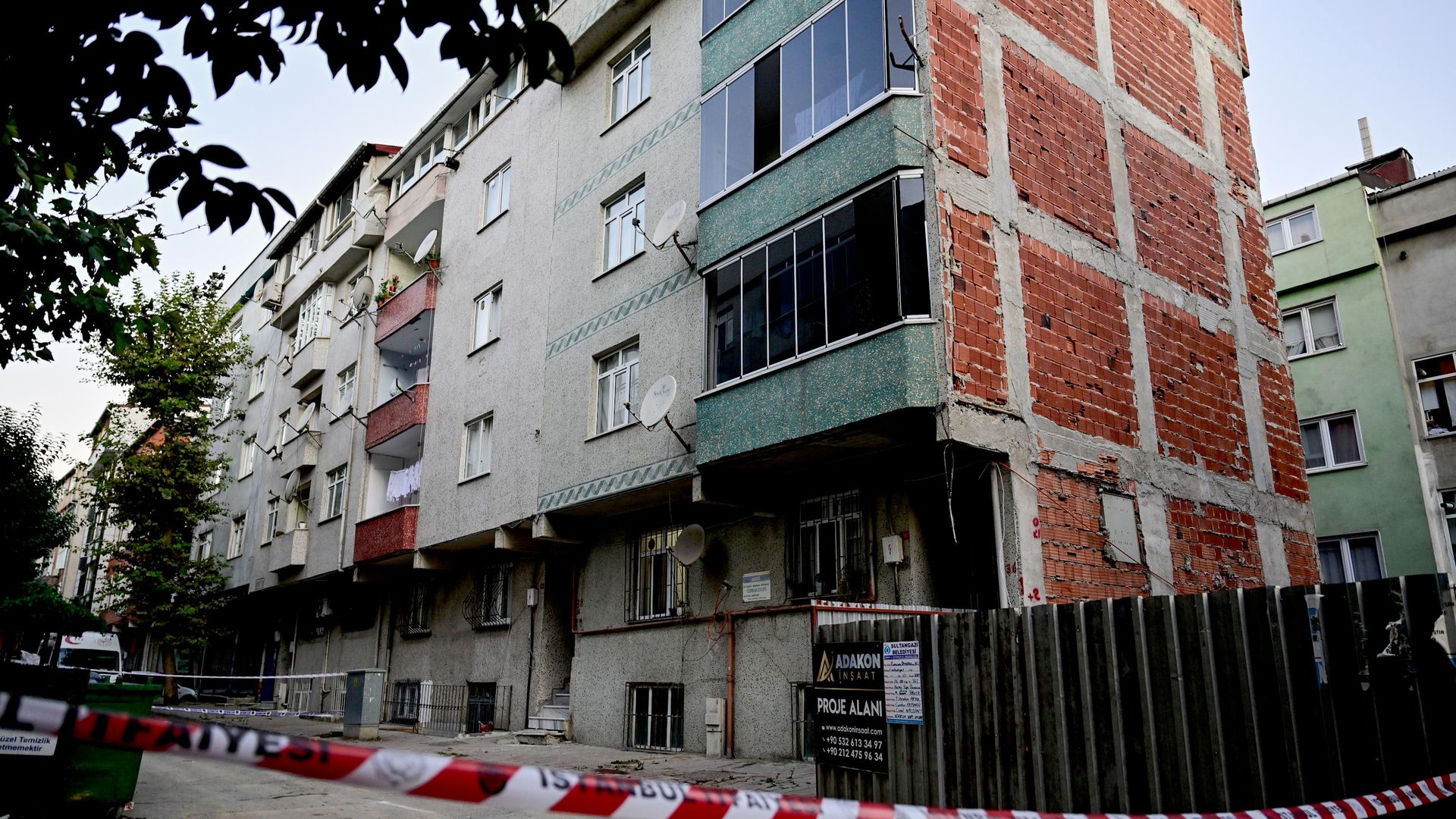 İki apartman boşaltıldı: Duvarlarında çatlama ve ayrılmalar ortaya çıktı