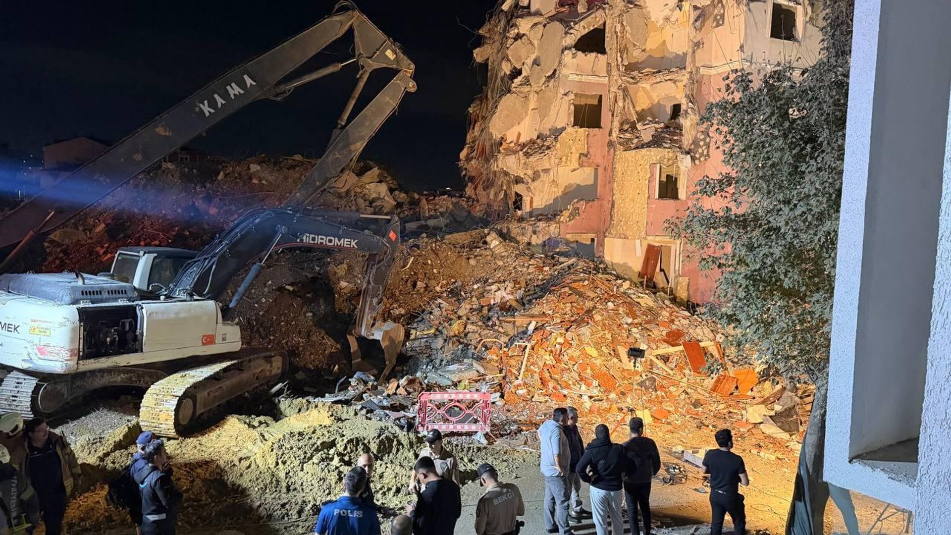 Küçükçekmece'de yıkım sırasında bina çöktü: 2 yaralı