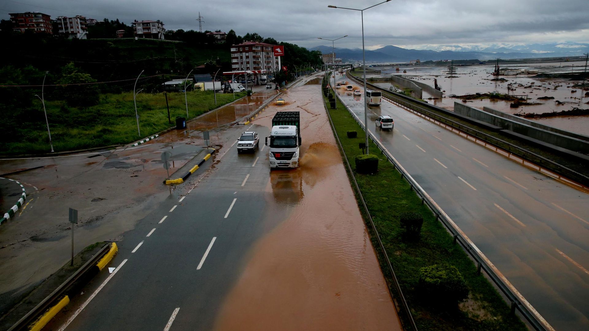 Sağanak yağış Rize'de sel ve heyelanlara neden oldu: Yollar kapandı, arabalar su altında kaldı