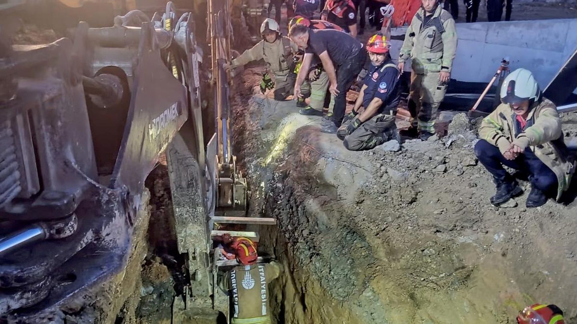 Büyükçekmece'de toprak kayması: 1 işçi hayatını kaybetti, 1 işçi yaralı