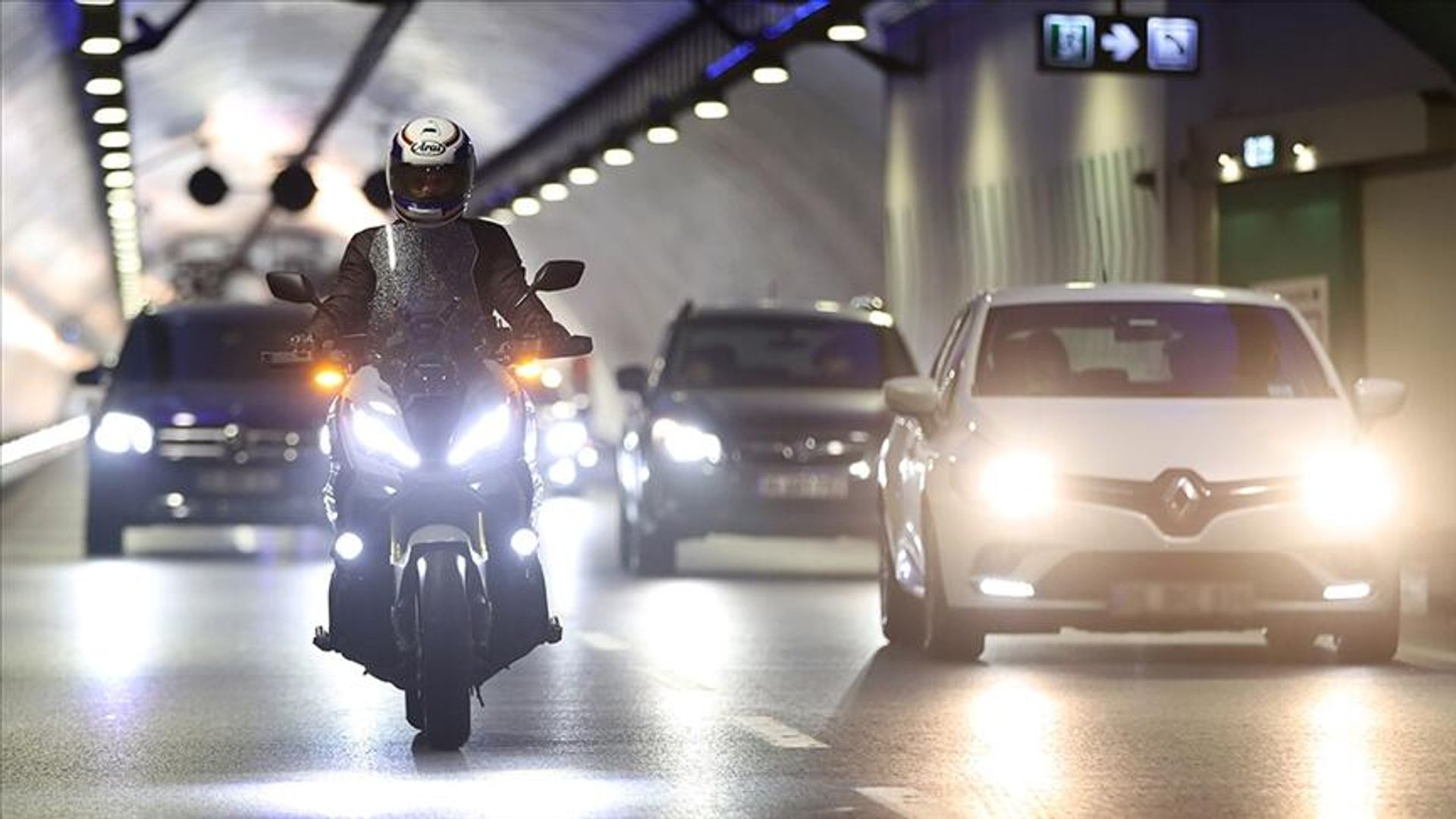 Tartıştığı taksicinin aracına tekme atan motosiklet sürücüsü tutuklandı