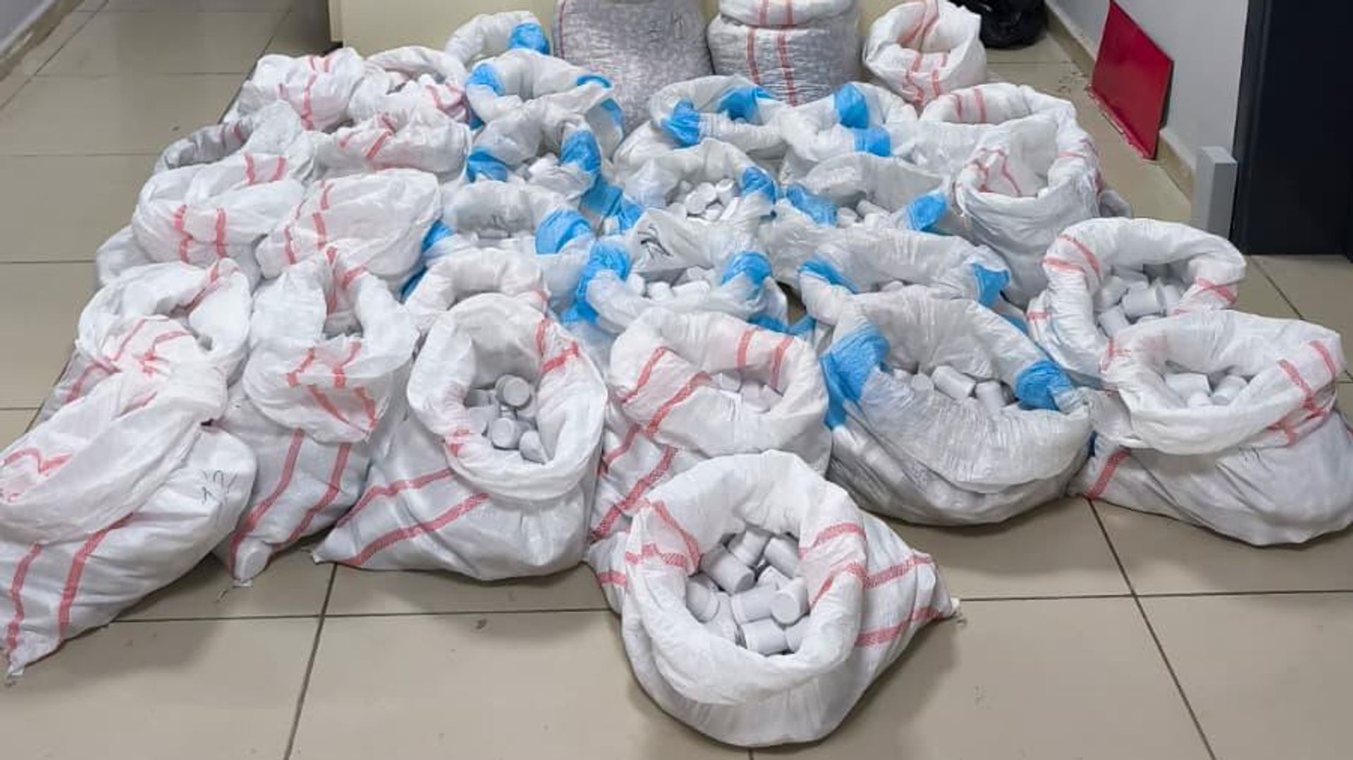 Hastane otoparkında 256 bin 900 sentetik ecza hapı bulundu