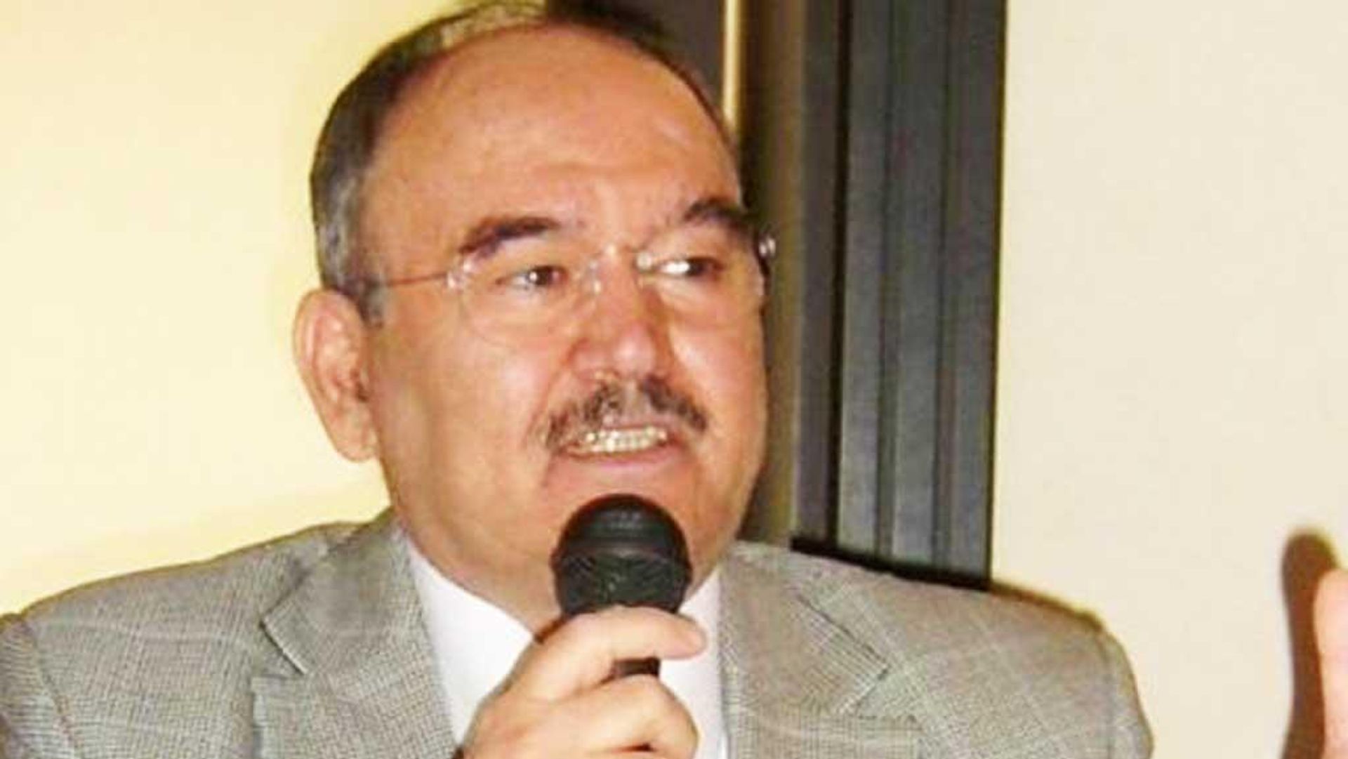 Eski İzmir Büyükşehir Belediye Başkanı Burhan Özfatura hayatını kaybetti
