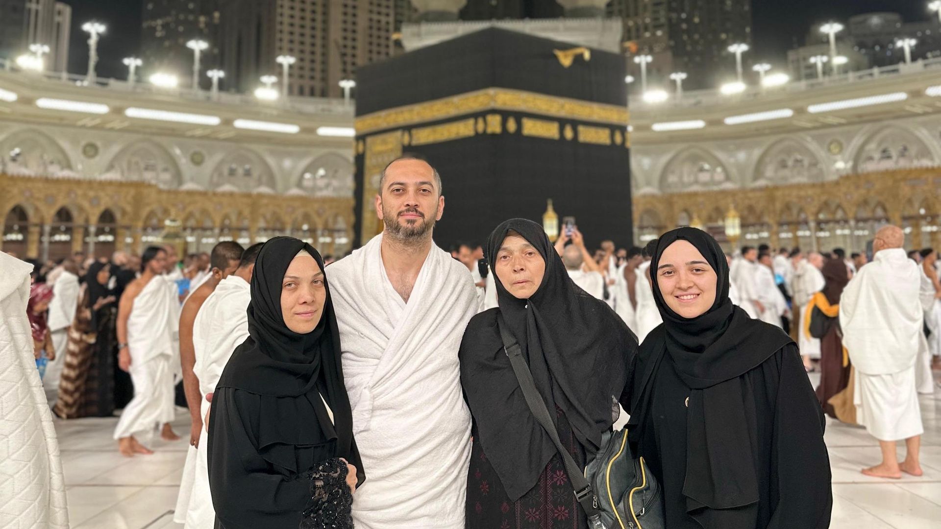 Umre için gittiler, 8 aydır Suudi Arabistan'da mahsur kaldılar: Ünlüce ailesi yardım istiyor