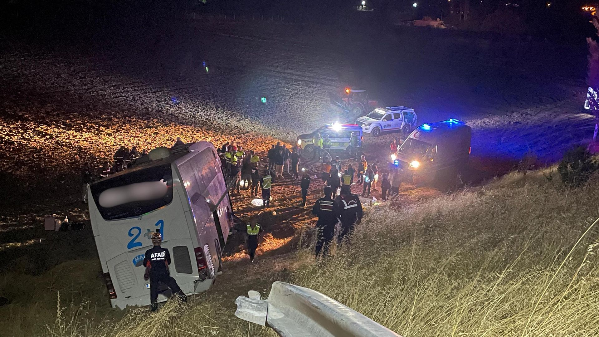 Amasya'da yolcu otobüsü tarlaya girdi: 24 yaralı