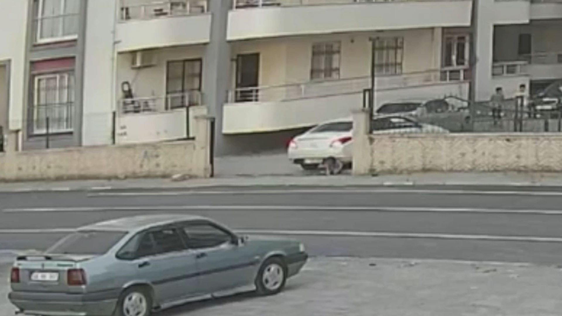 Hatay'da 4 yaşındaki çocuk geri manevra yapan otomobilin altında kaldı